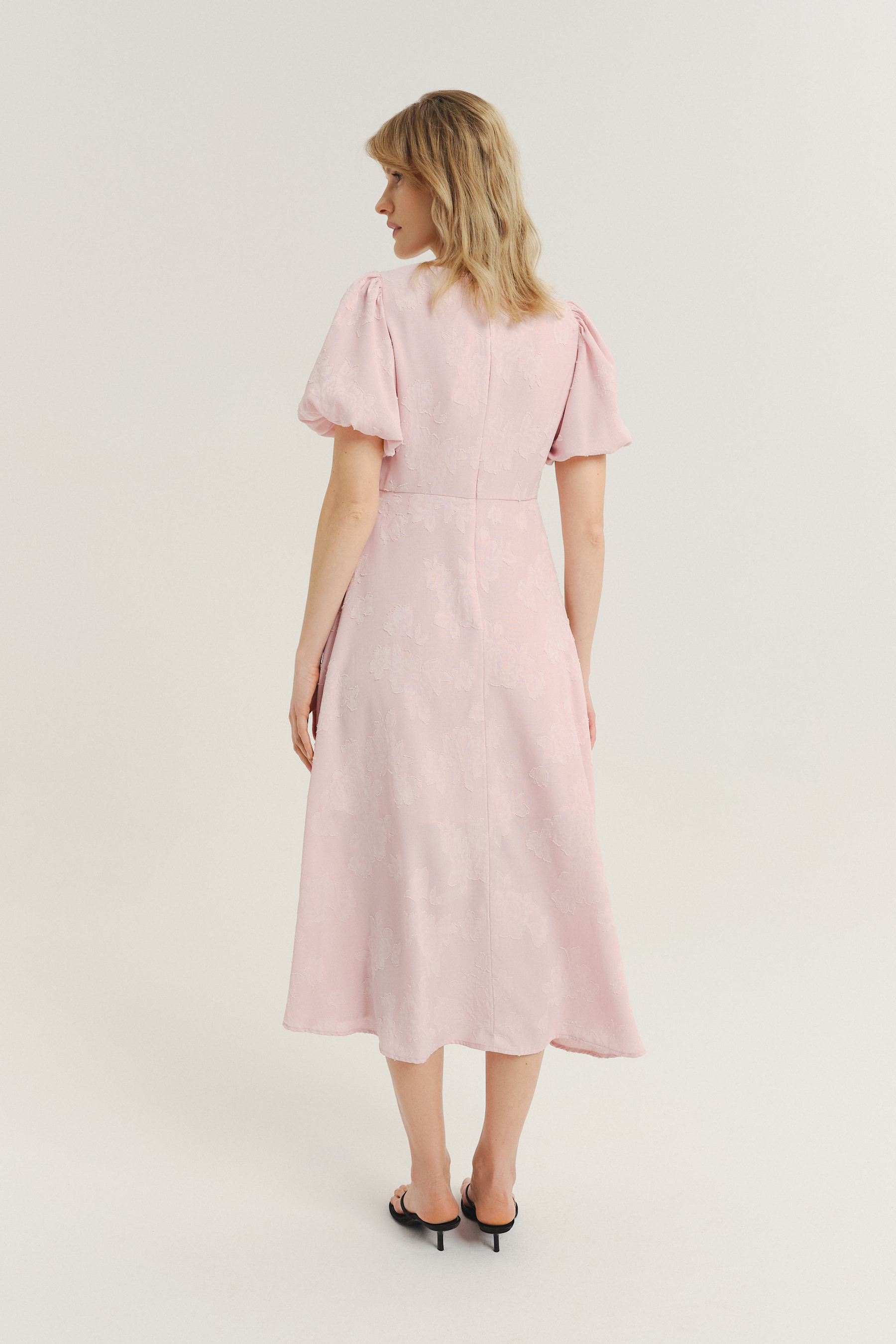 Subtelna jasnoróżowa sukienka midi