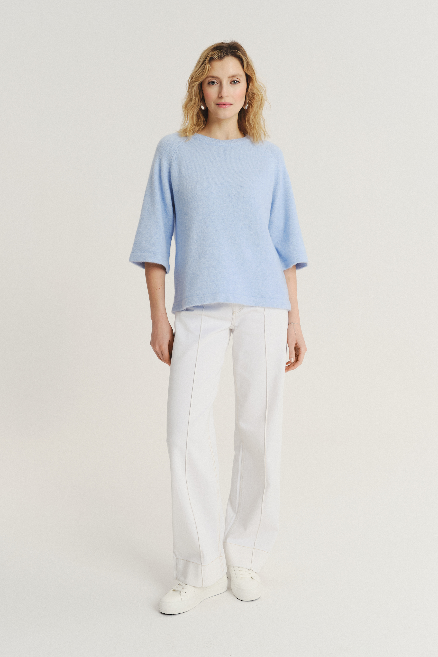 Luźny sweter w kolorze baby blue