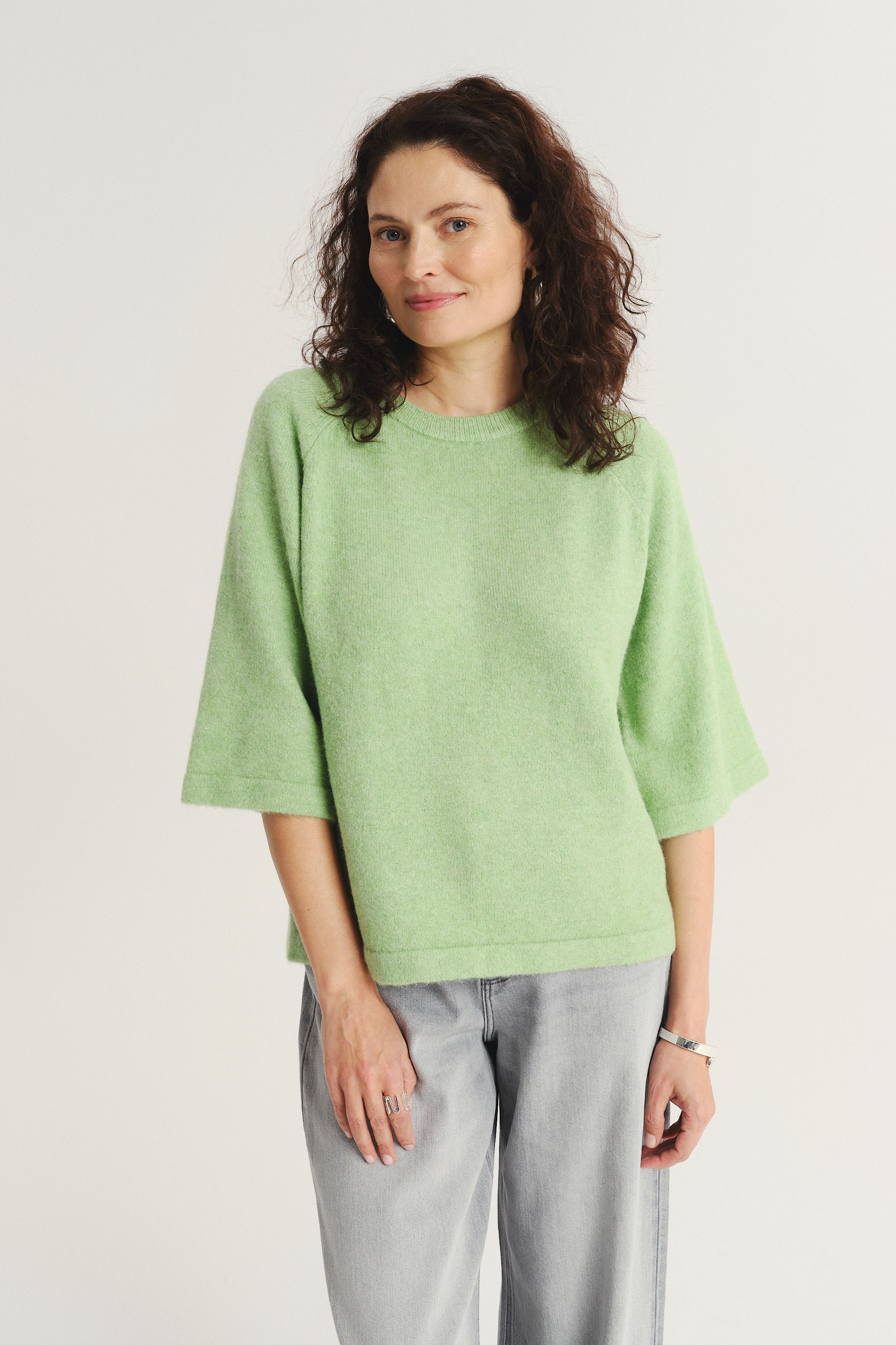Zielony luźny sweter z domieszką wełny
