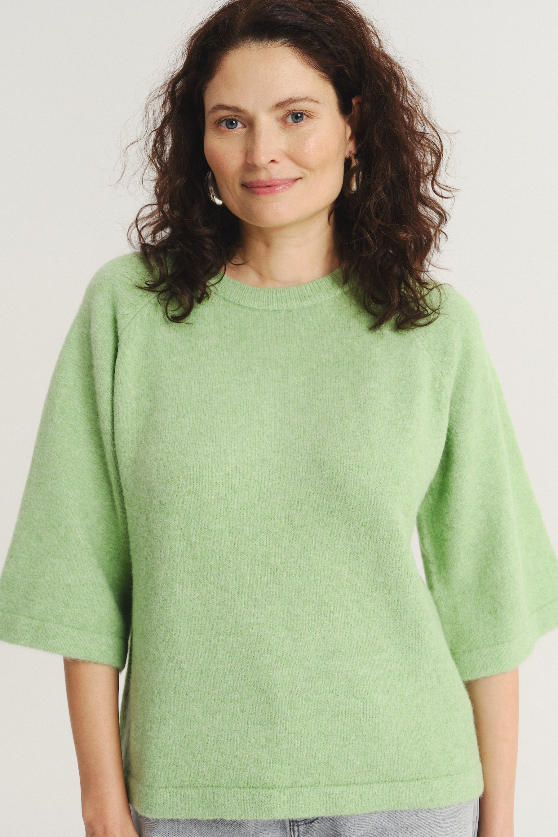 Zielony luźny sweter z domieszką wełny