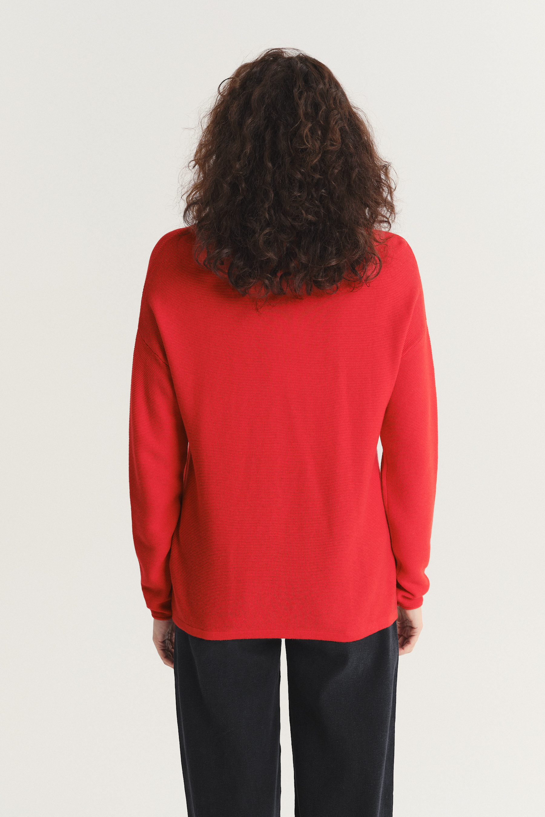 Klasyczny sweter w malinowym odcieniu czerwieni 