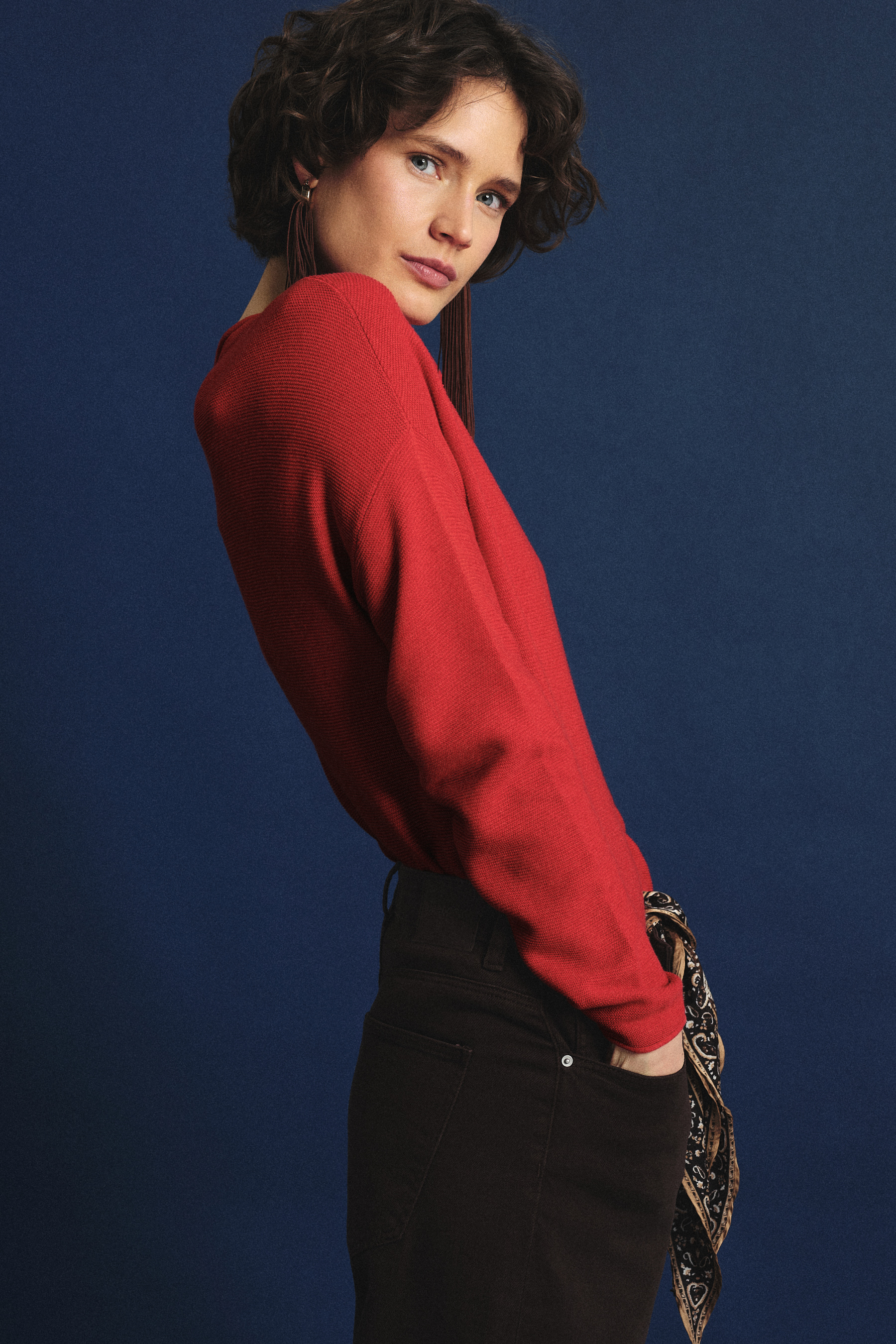 Klasyczny sweter w malinowym odcieniu czerwieni 