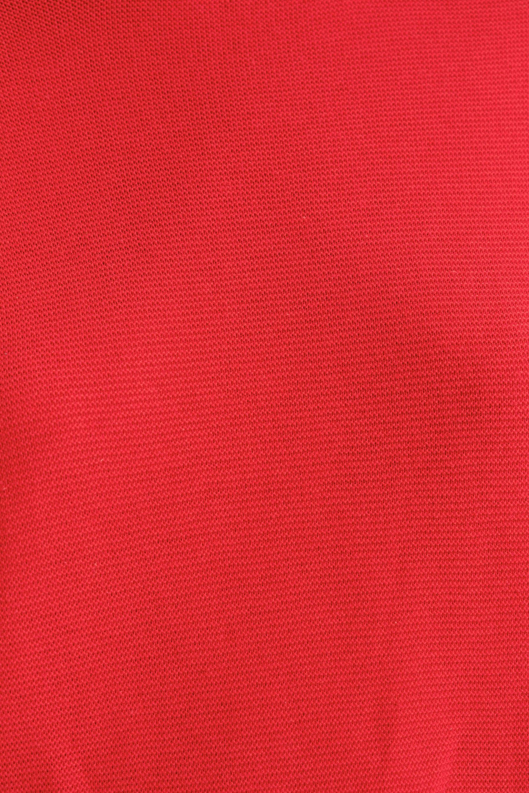 Klasyczny sweter w malinowym odcieniu czerwieni 