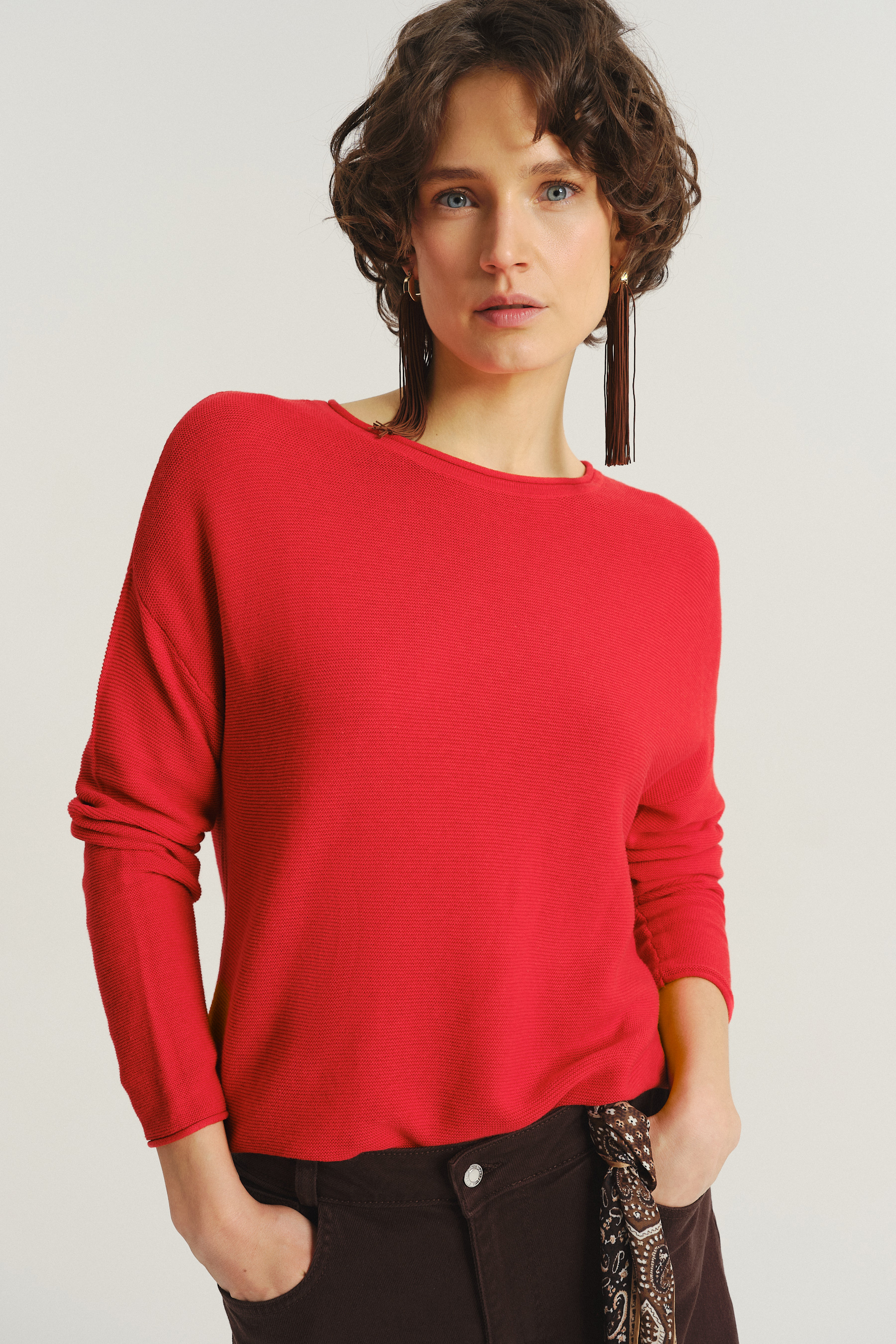 Klasyczny sweter w malinowym odcieniu czerwieni 