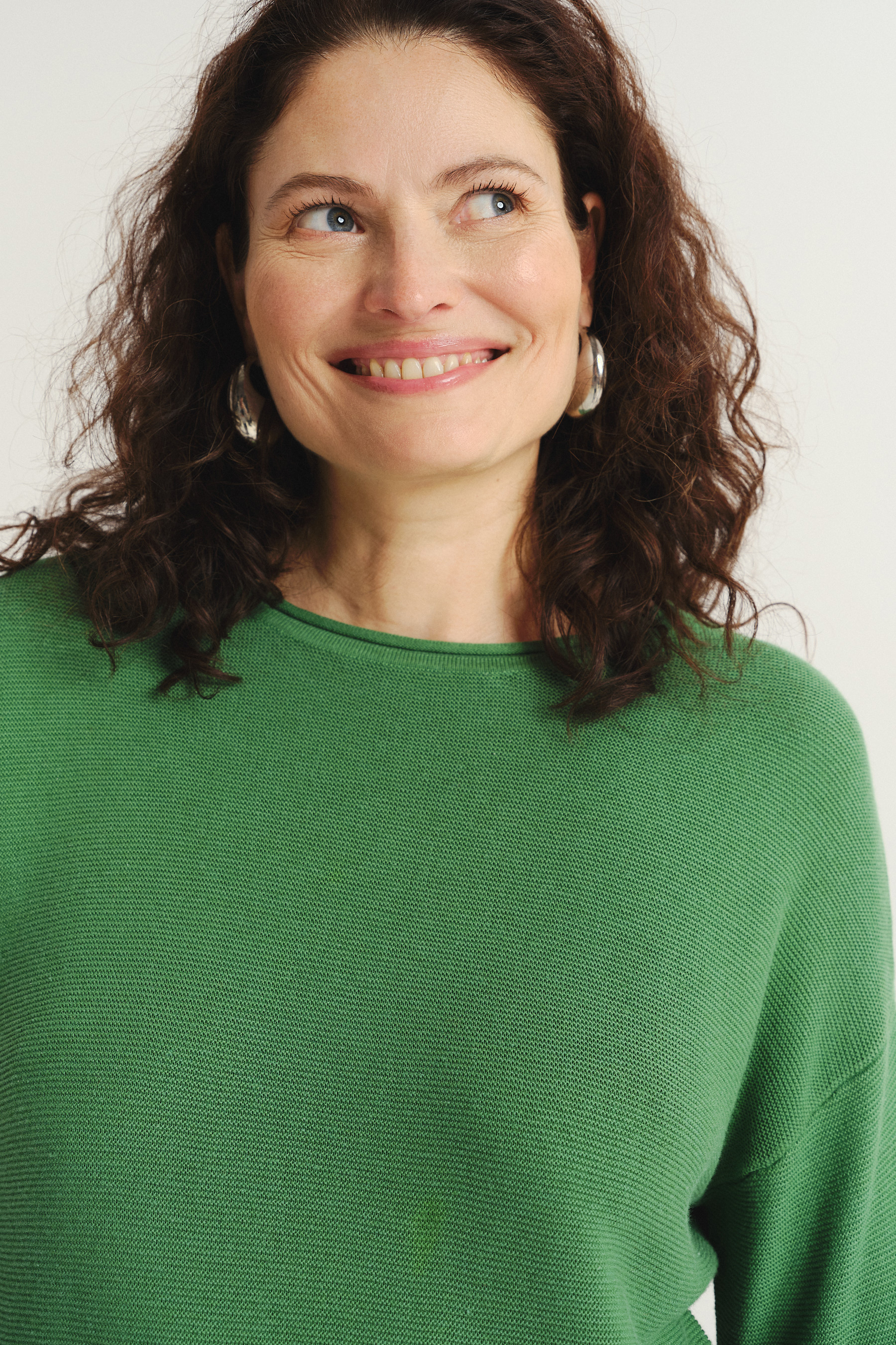 Zielony sweter o klasycznym fasonie