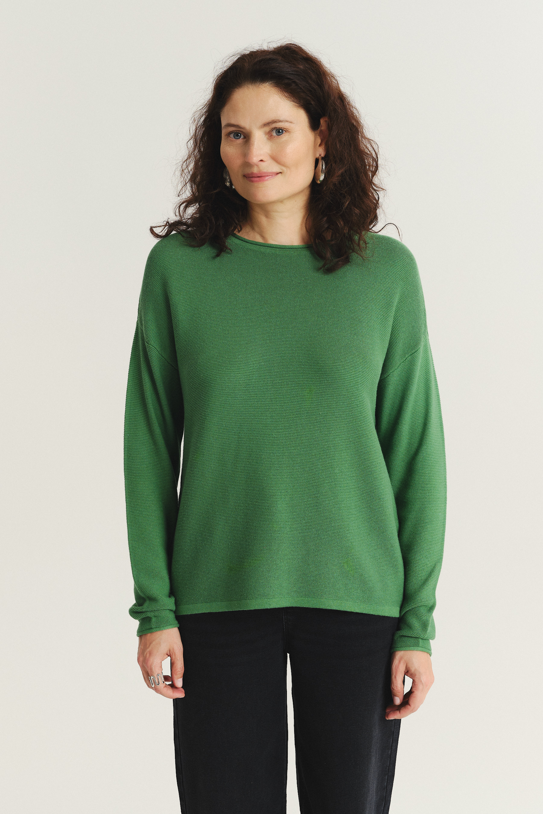 Zielony sweter o klasycznym fasonie