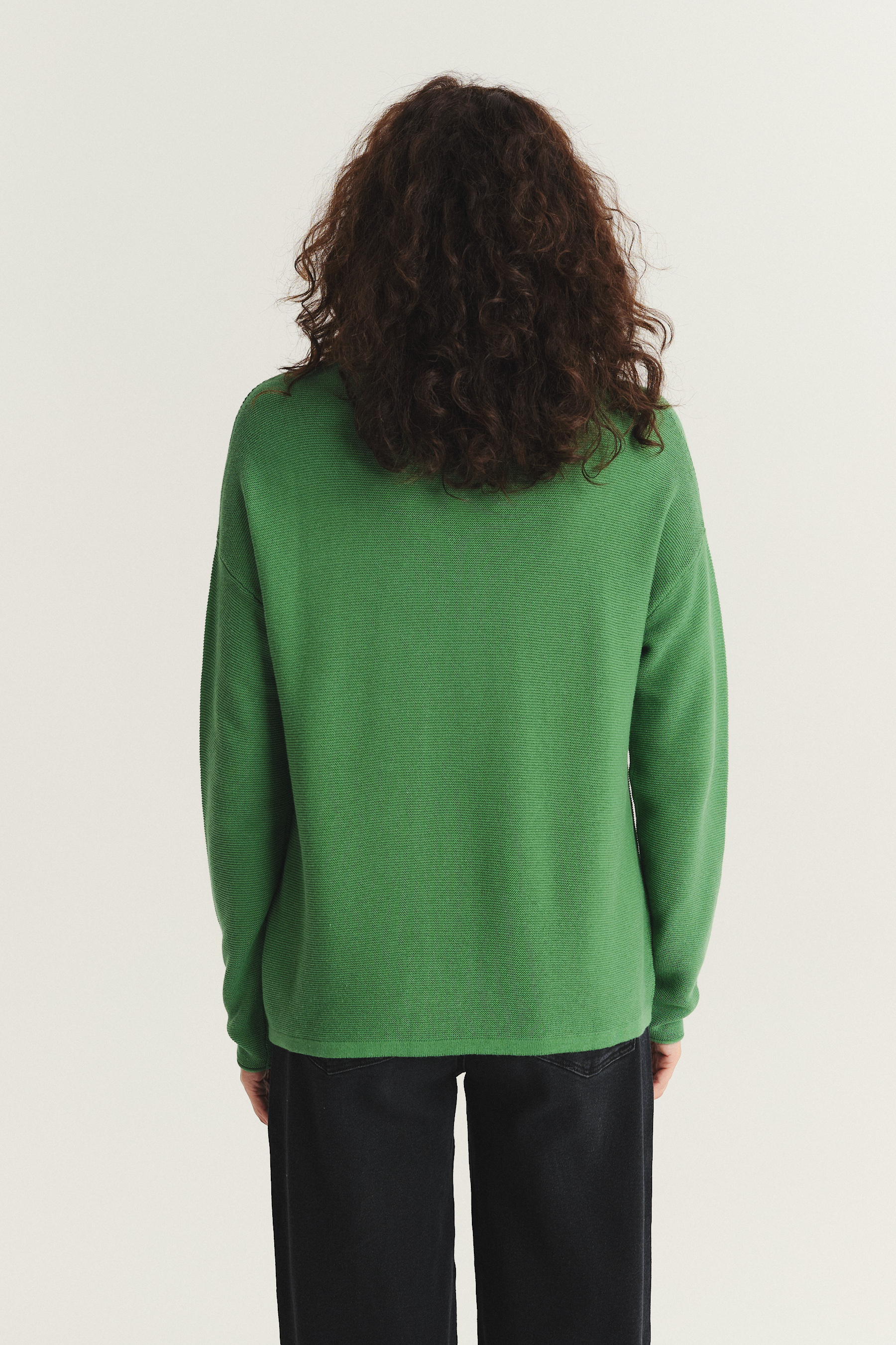 Zielony sweter o klasycznym fasonie