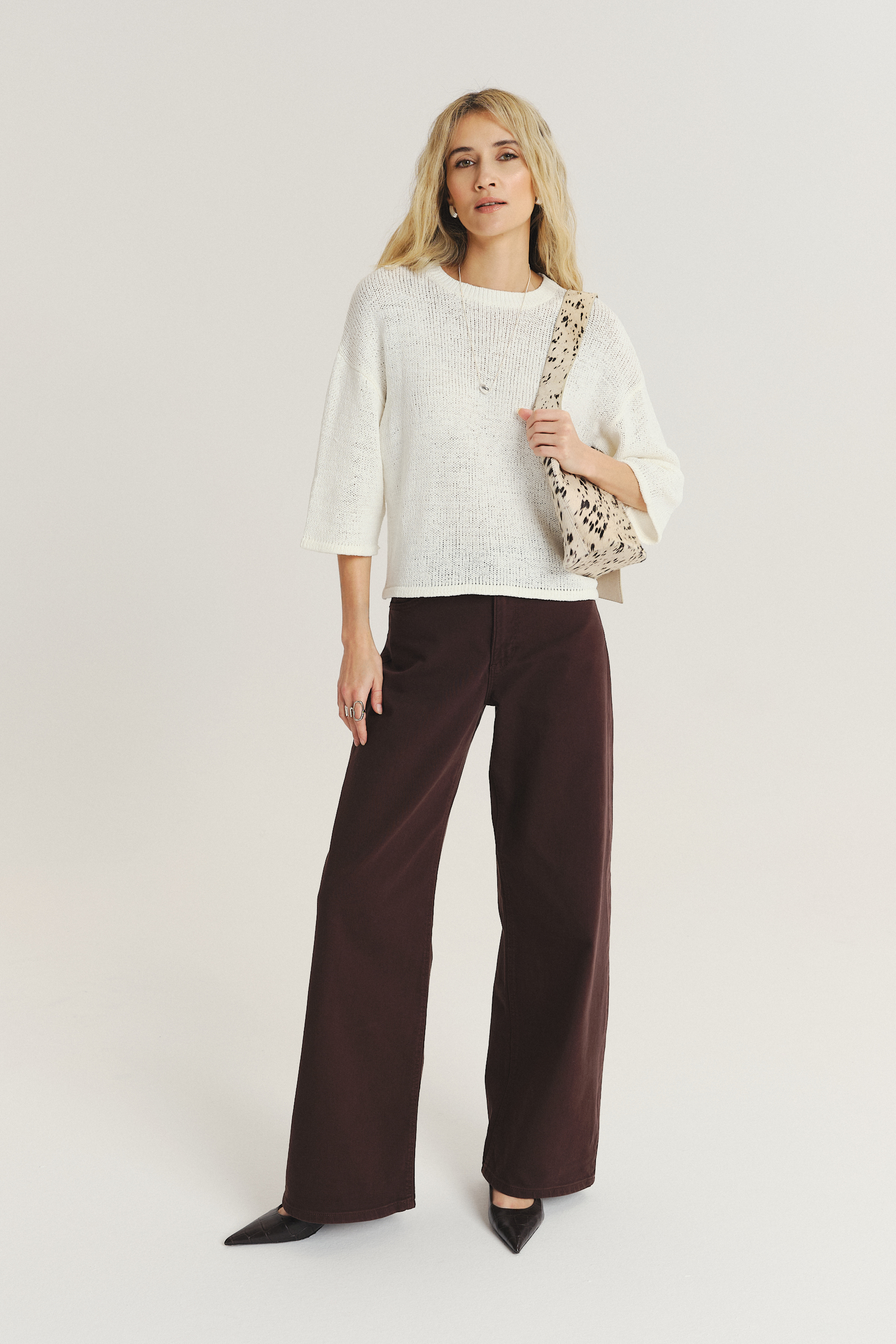 Biały sweter z szerokimi rękawami 3/4