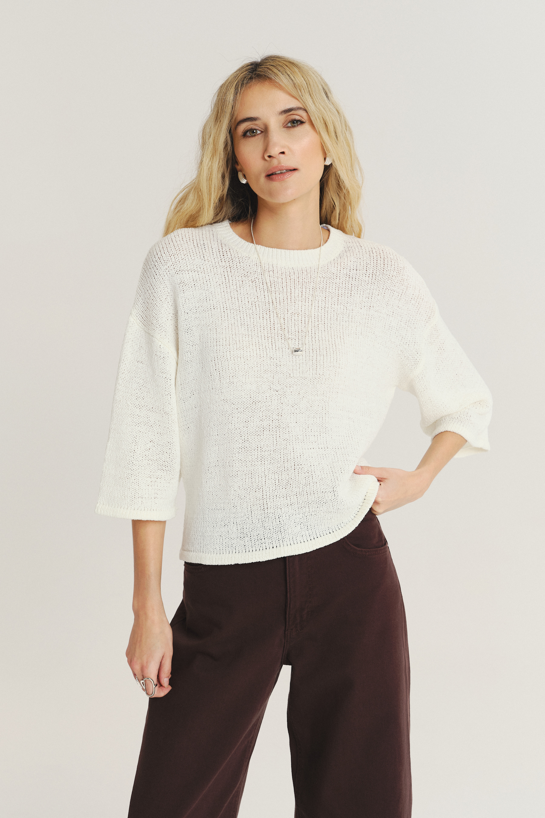 Biały sweter z szerokimi rękawami 3/4