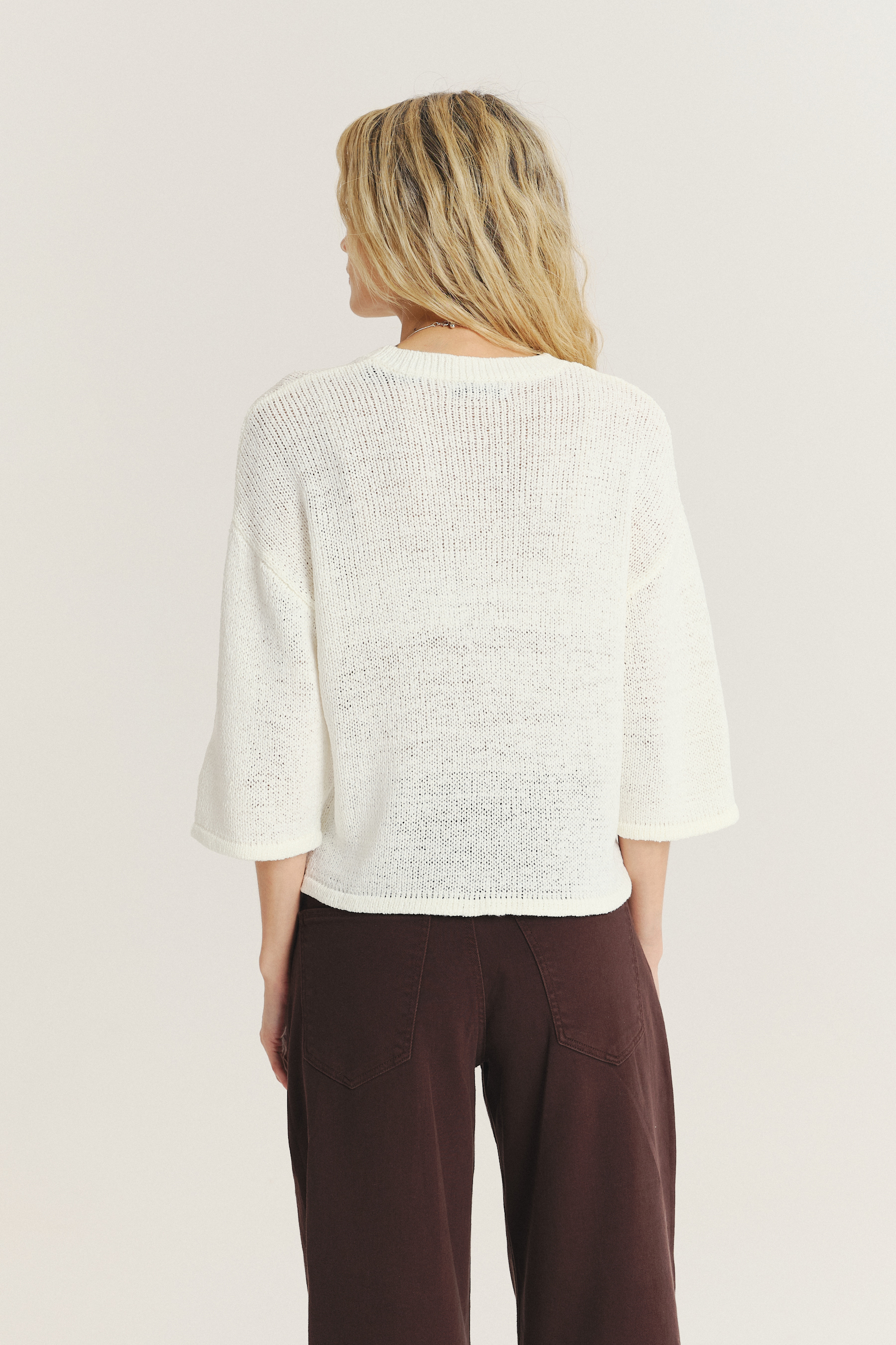 Biały sweter z szerokimi rękawami 3/4