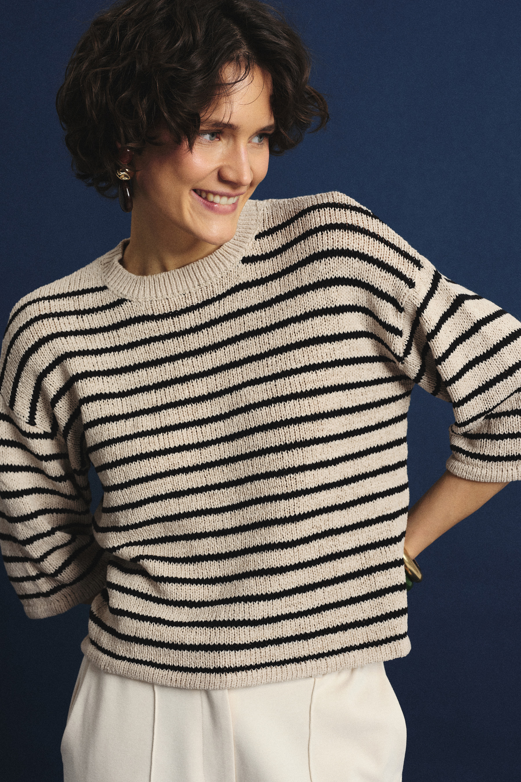 Beżowy sweter w kontrastowe paski