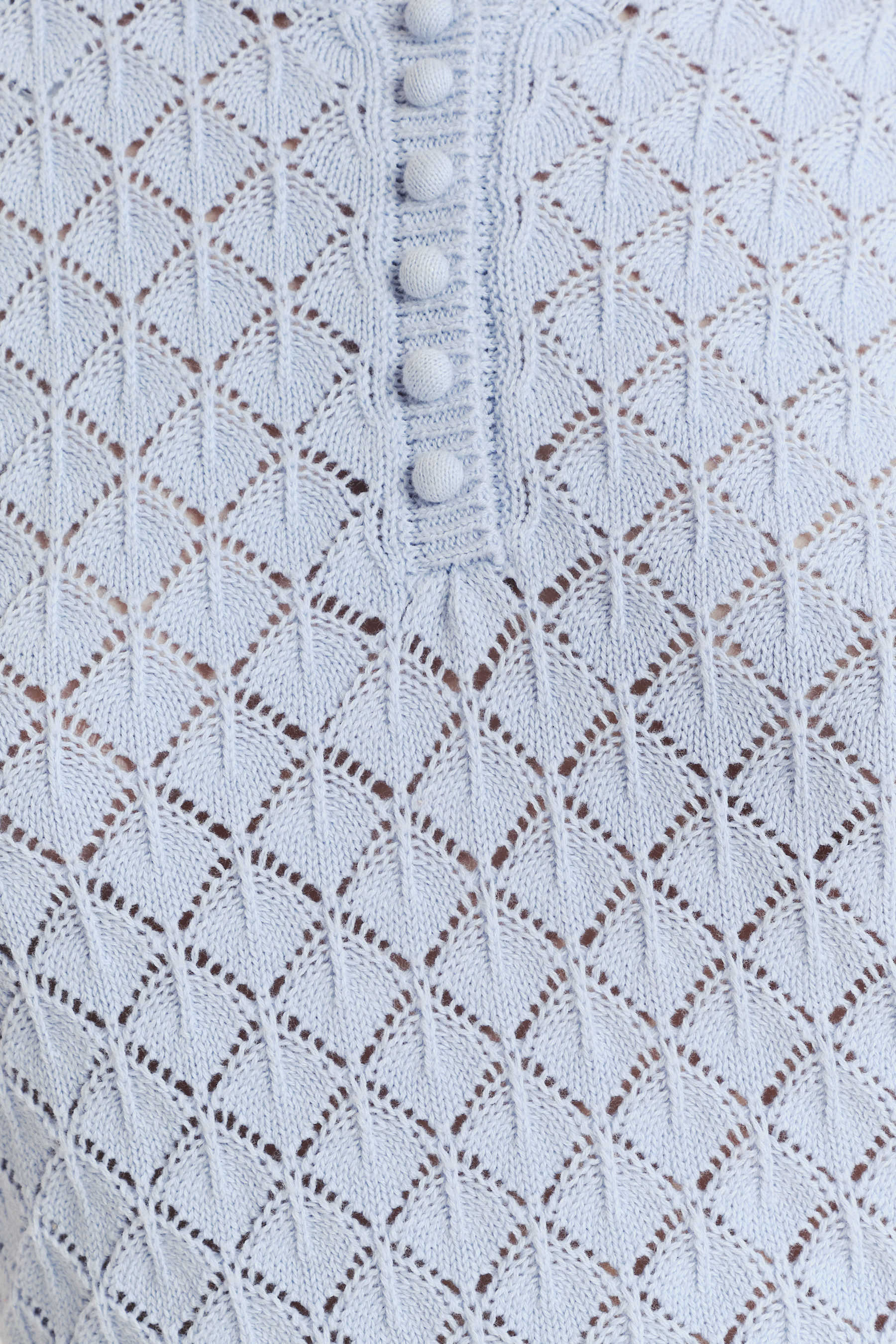 Ażurowy sweterkowy top w kolorze baby blue