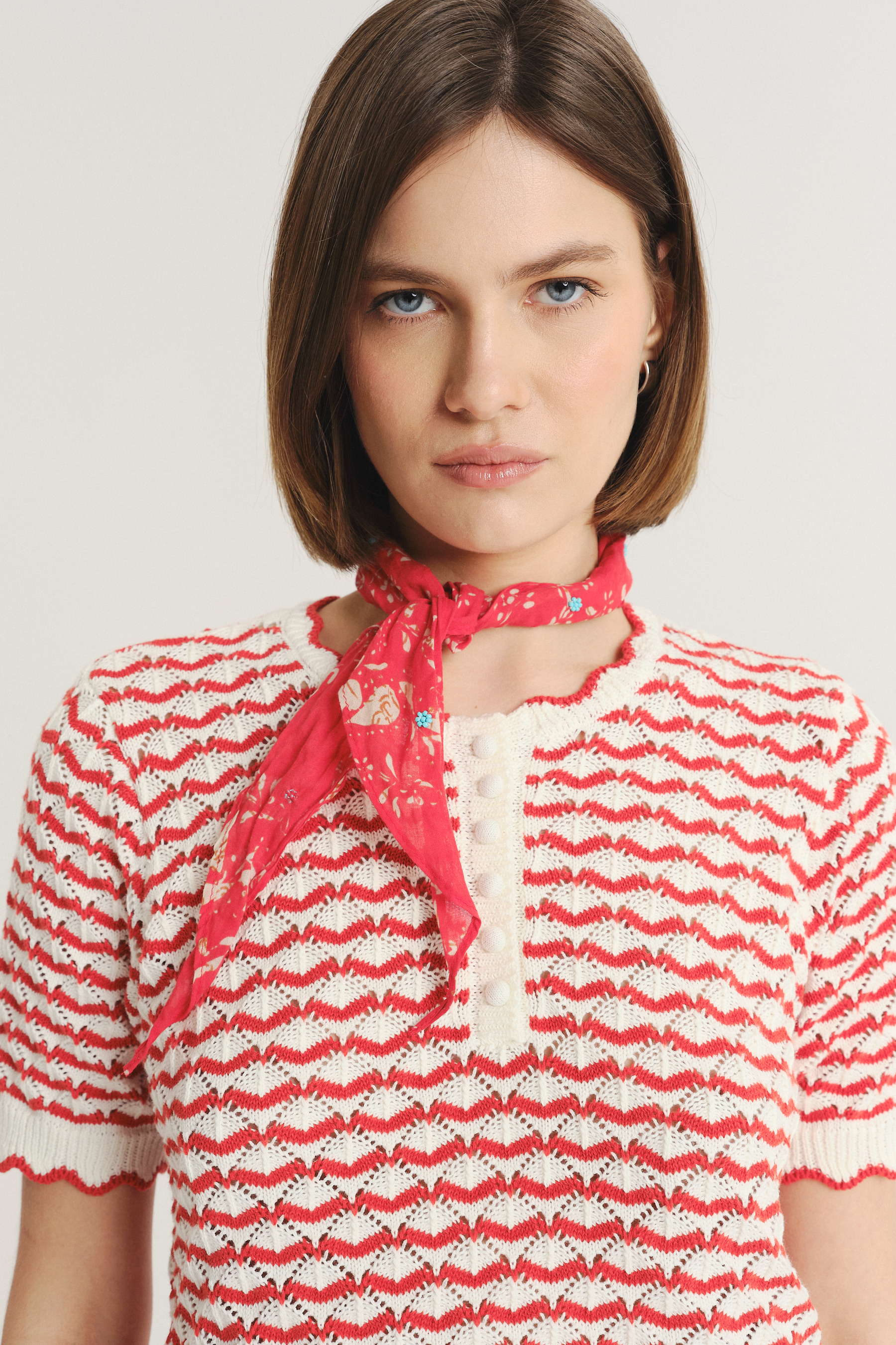 Sweterkowy top z krótkim rękawem czerwono-biały