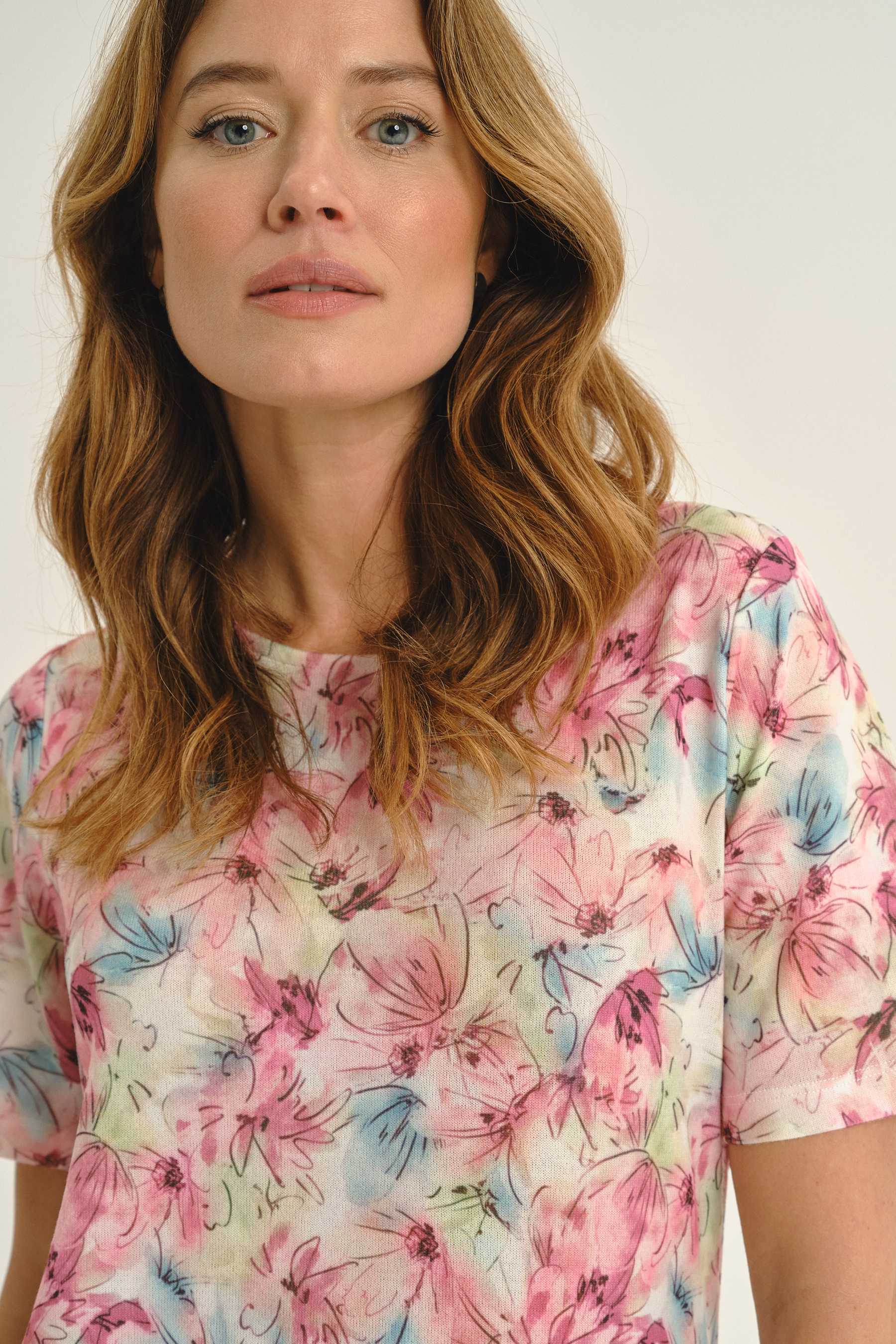 Kobiecy sweter z krótkim rękawem