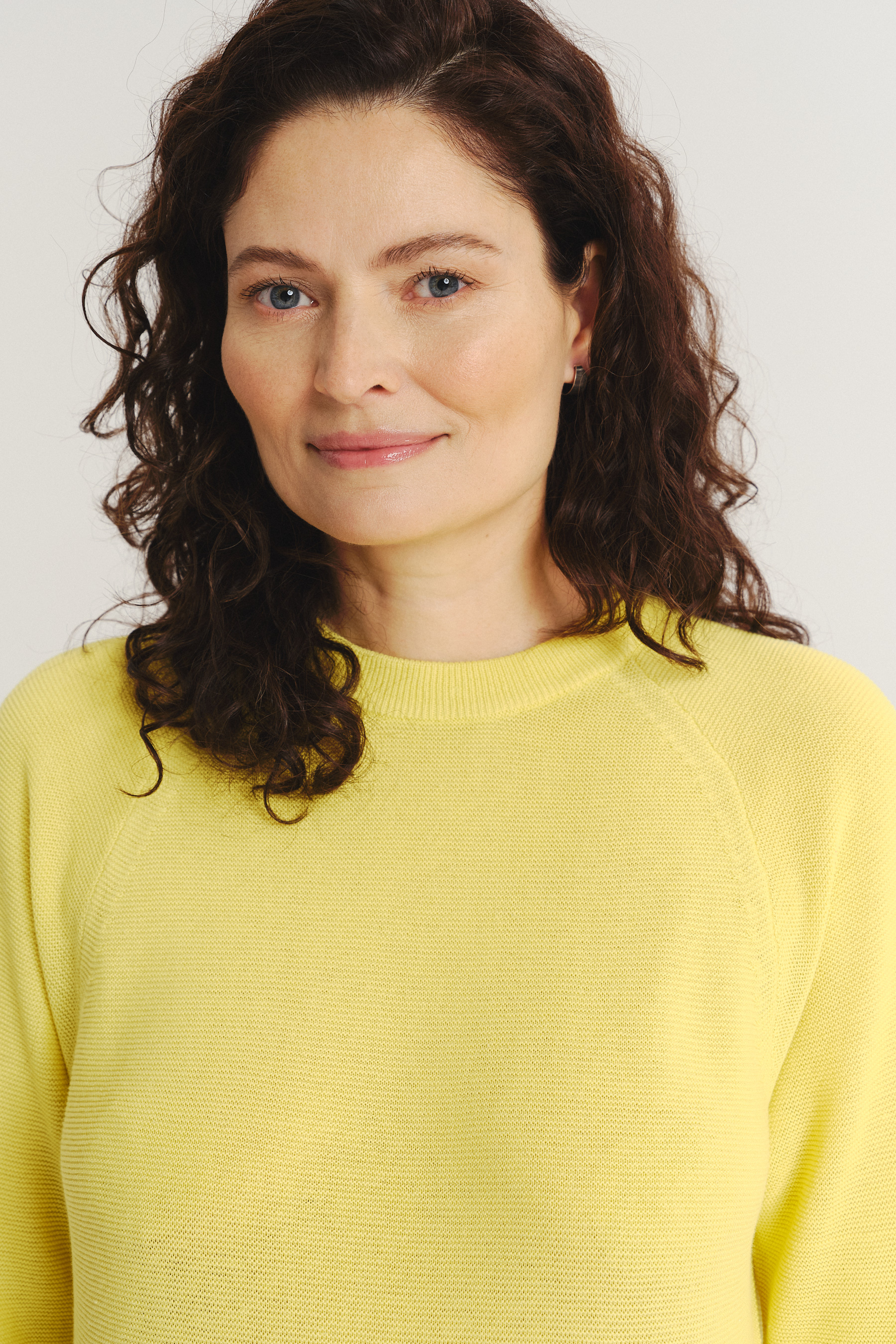 Luźny żółty sweter z rękawem 3/4