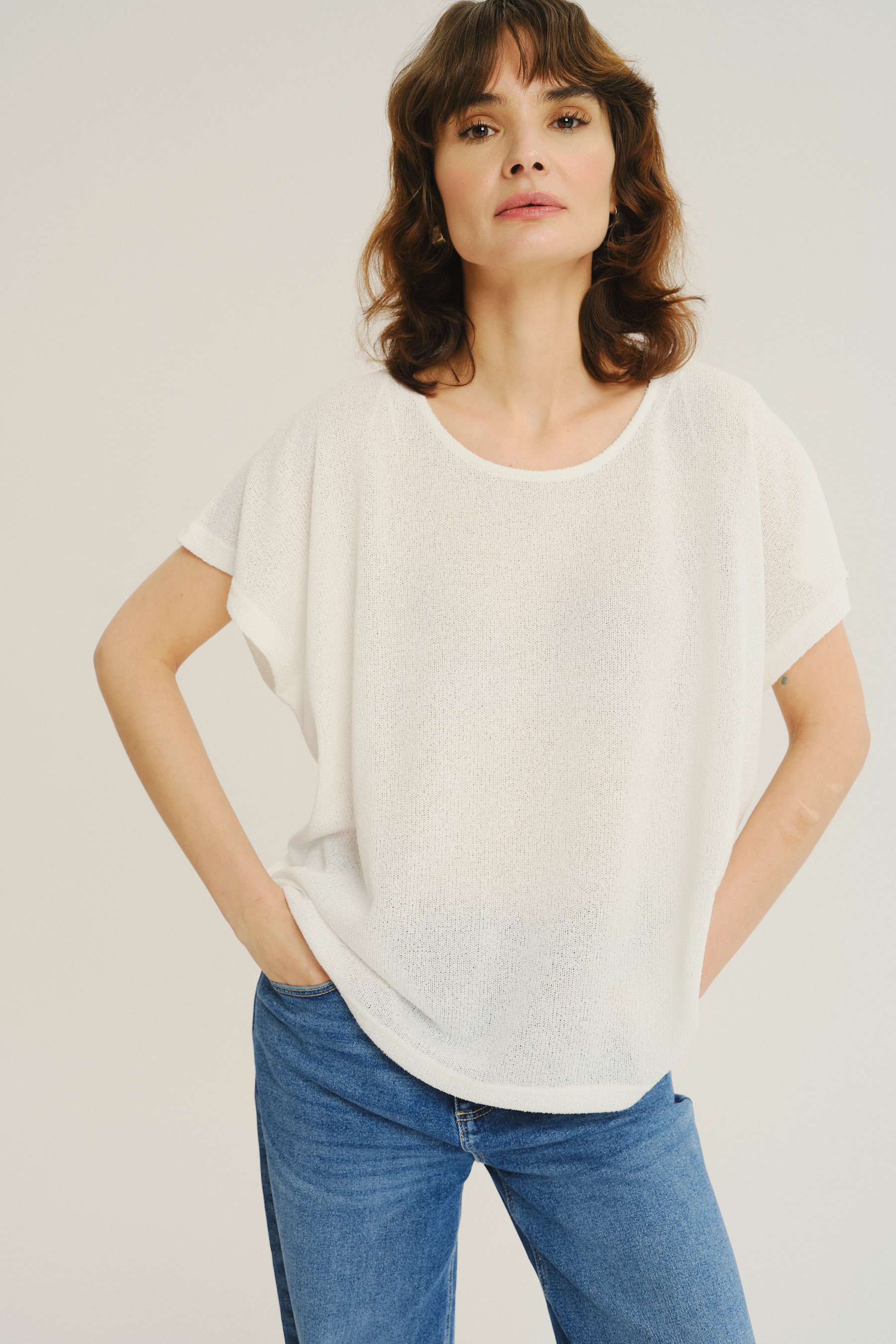 Lekki biały sweter z krótkim rękawem