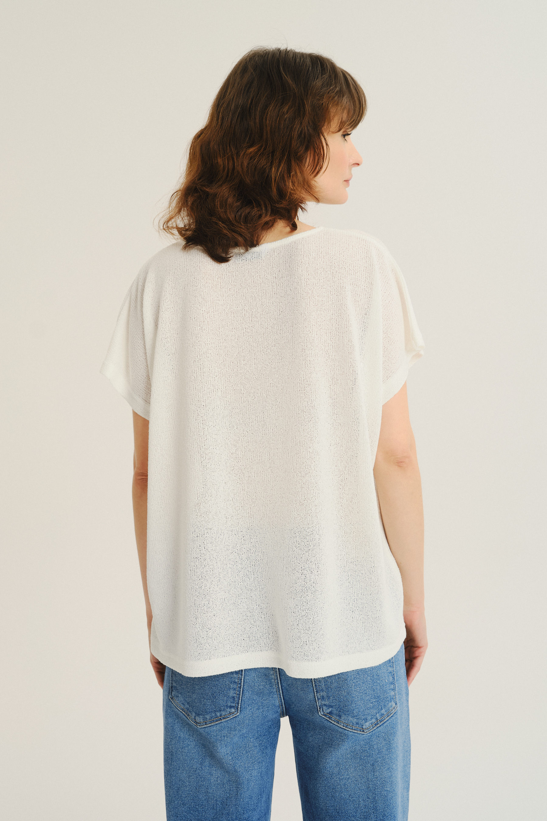 Lekki biały sweter z krótkim rękawem