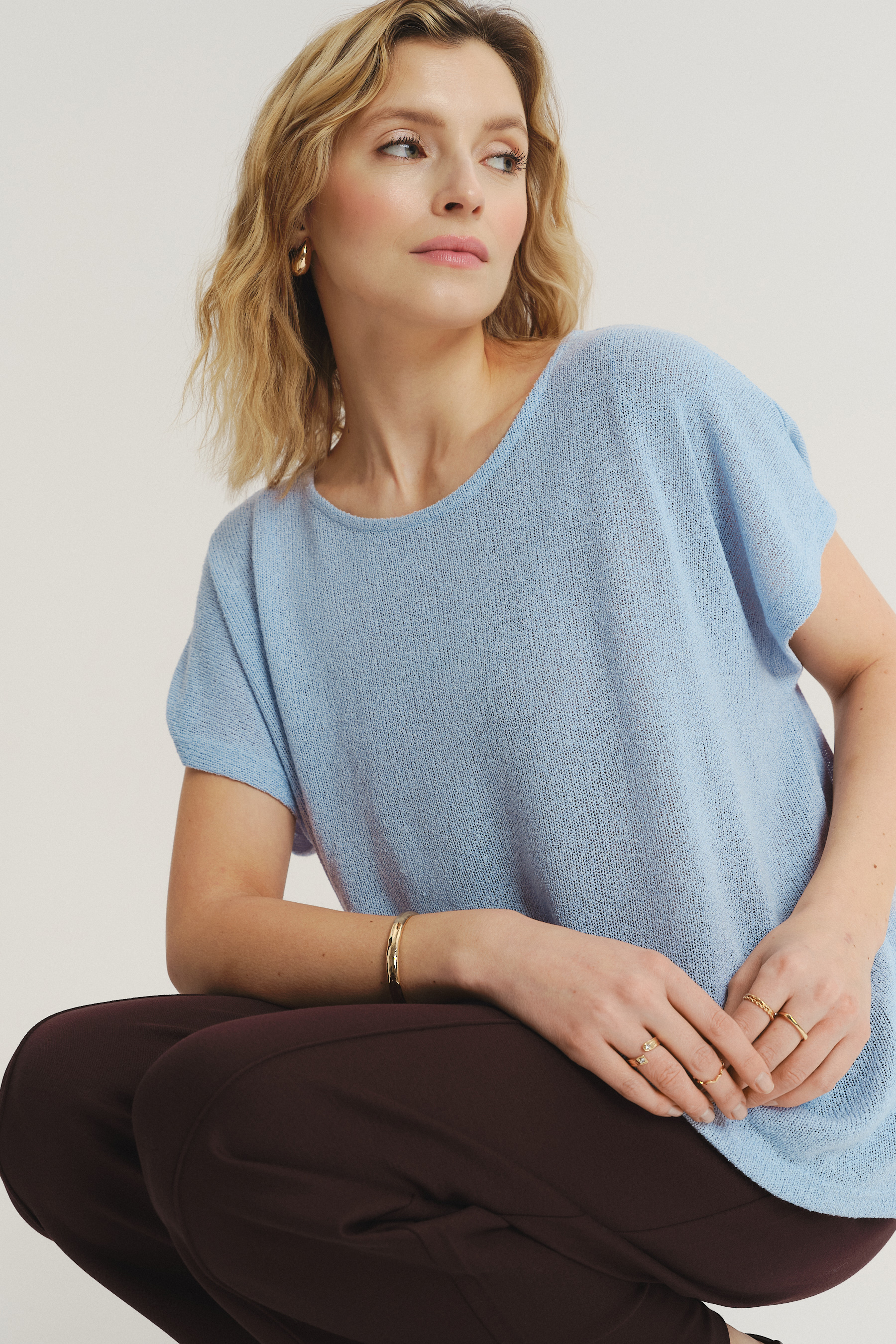 Luźny jasnoniebieski sweter z krótkim rękawem