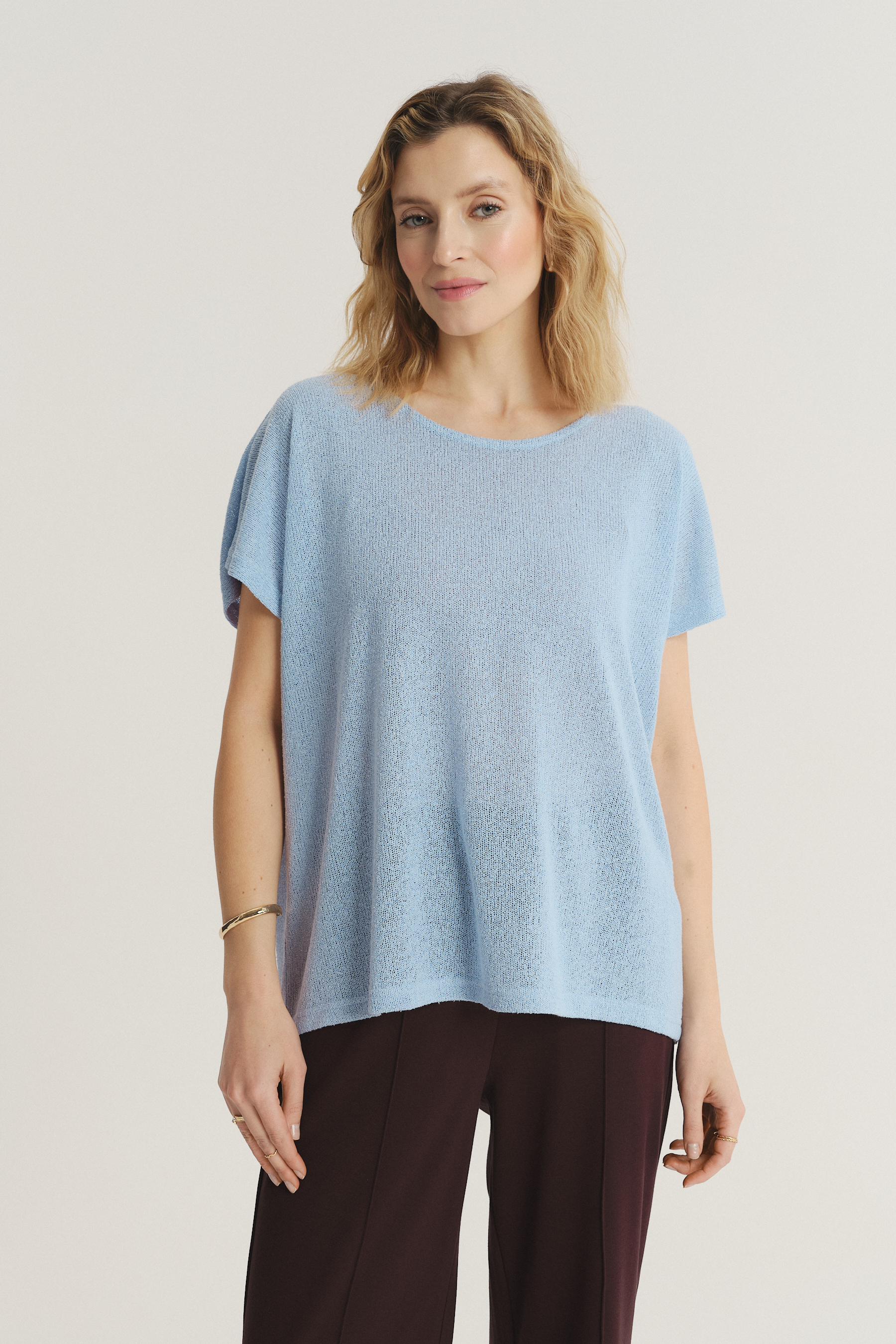 Luźny jasnoniebieski sweter z krótkim rękawem