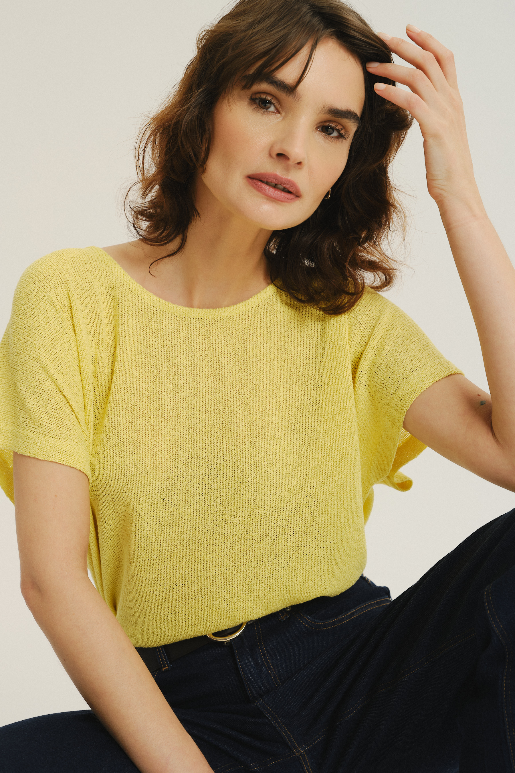 Luźny żółty sweter z krótkim rękawem