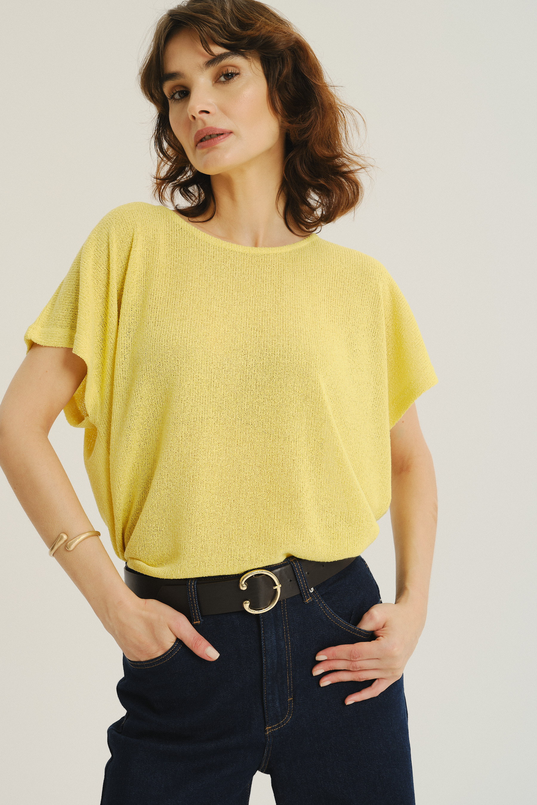 Luźny żółty sweter z krótkim rękawem