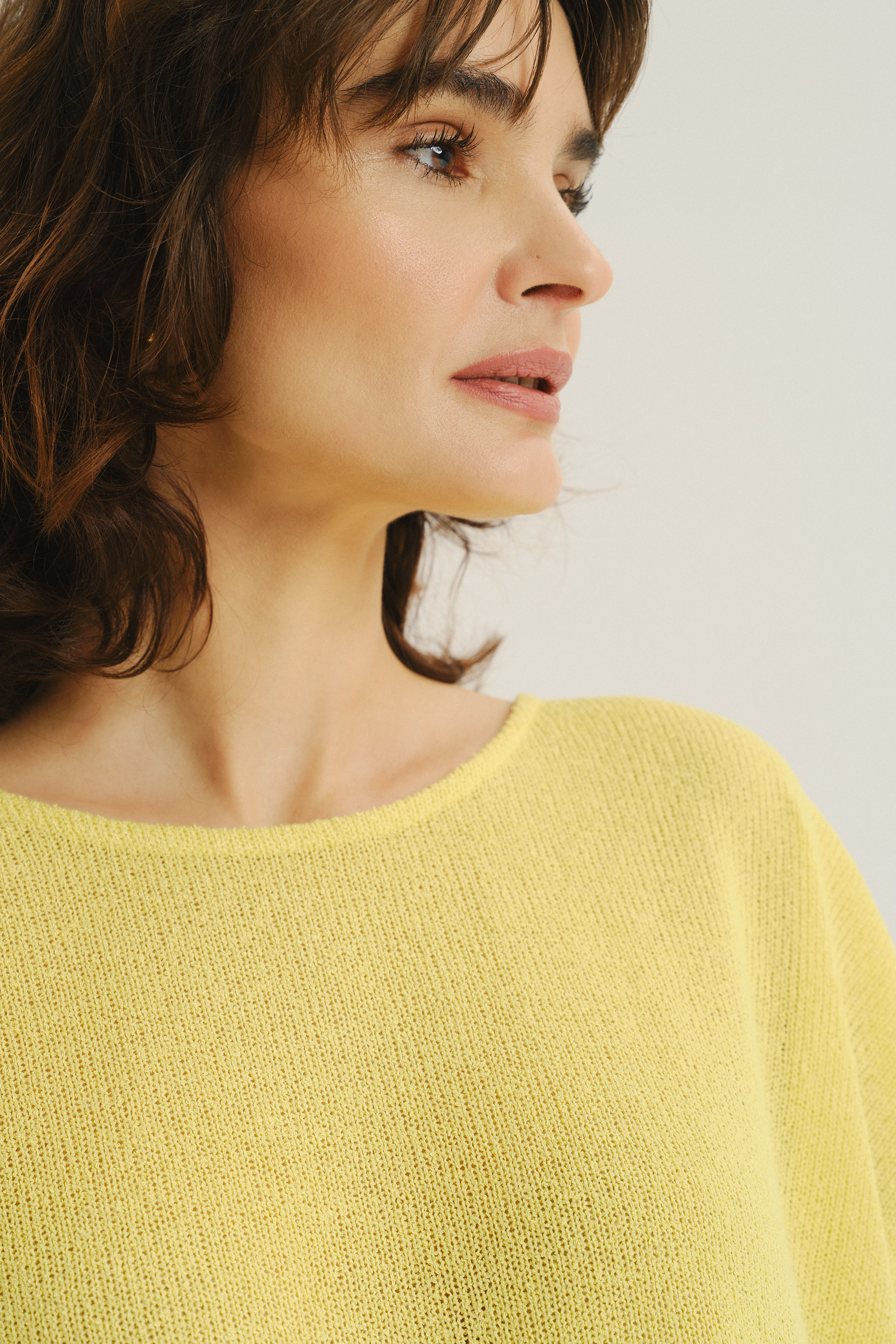 Luźny żółty sweter z krótkim rękawem