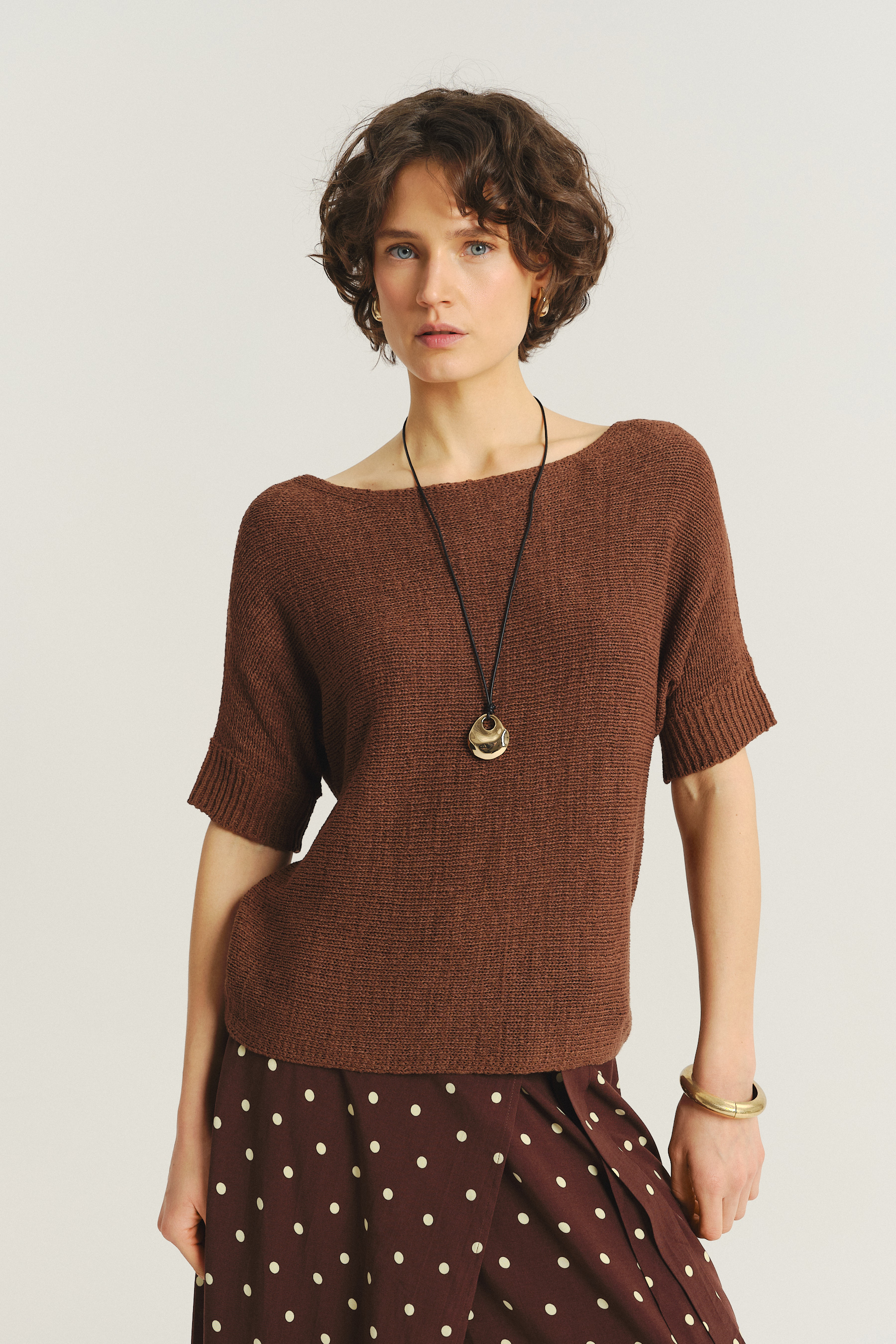 Brązowy sweter z krótkim rękawem