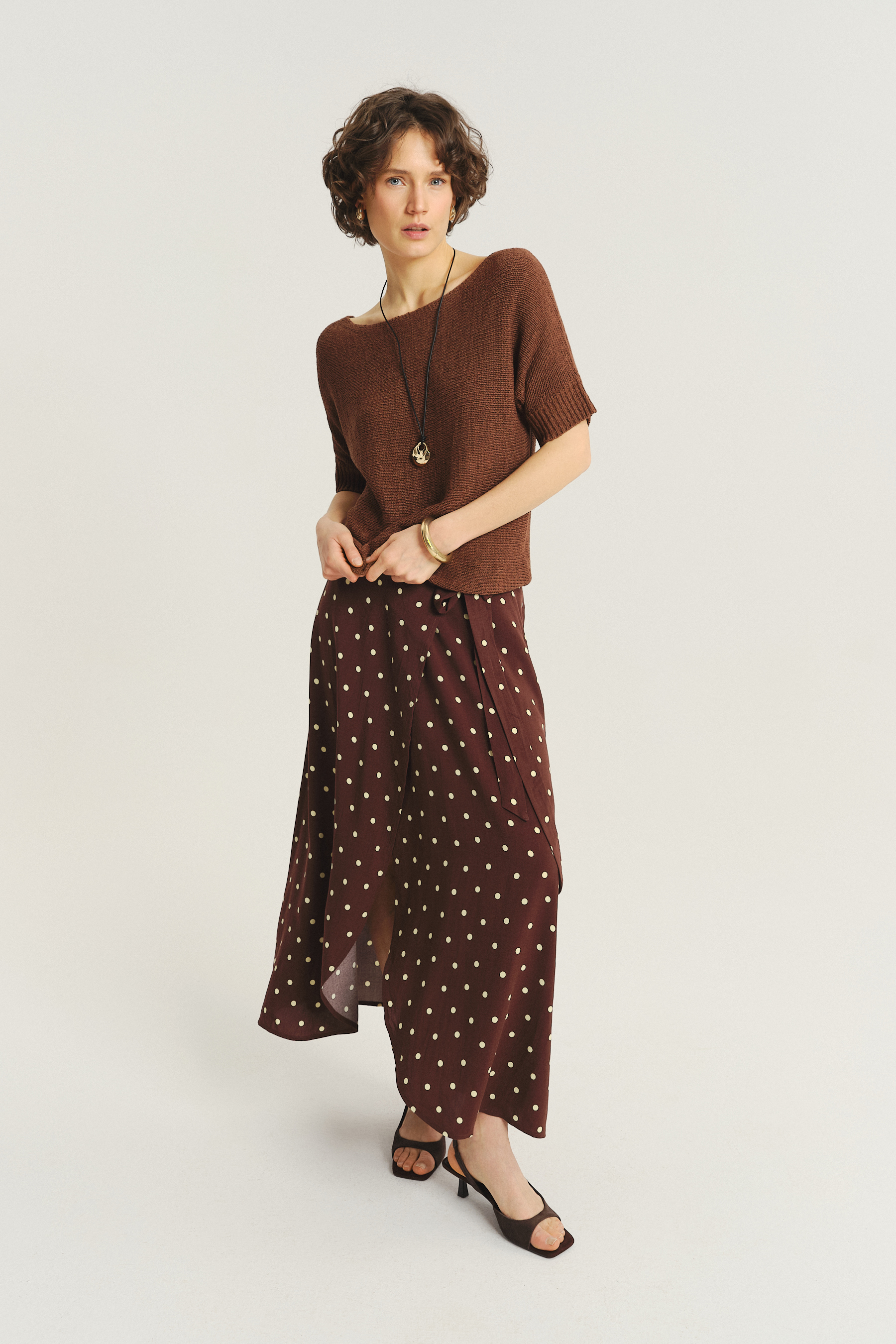 Brązowy sweter z krótkim rękawem