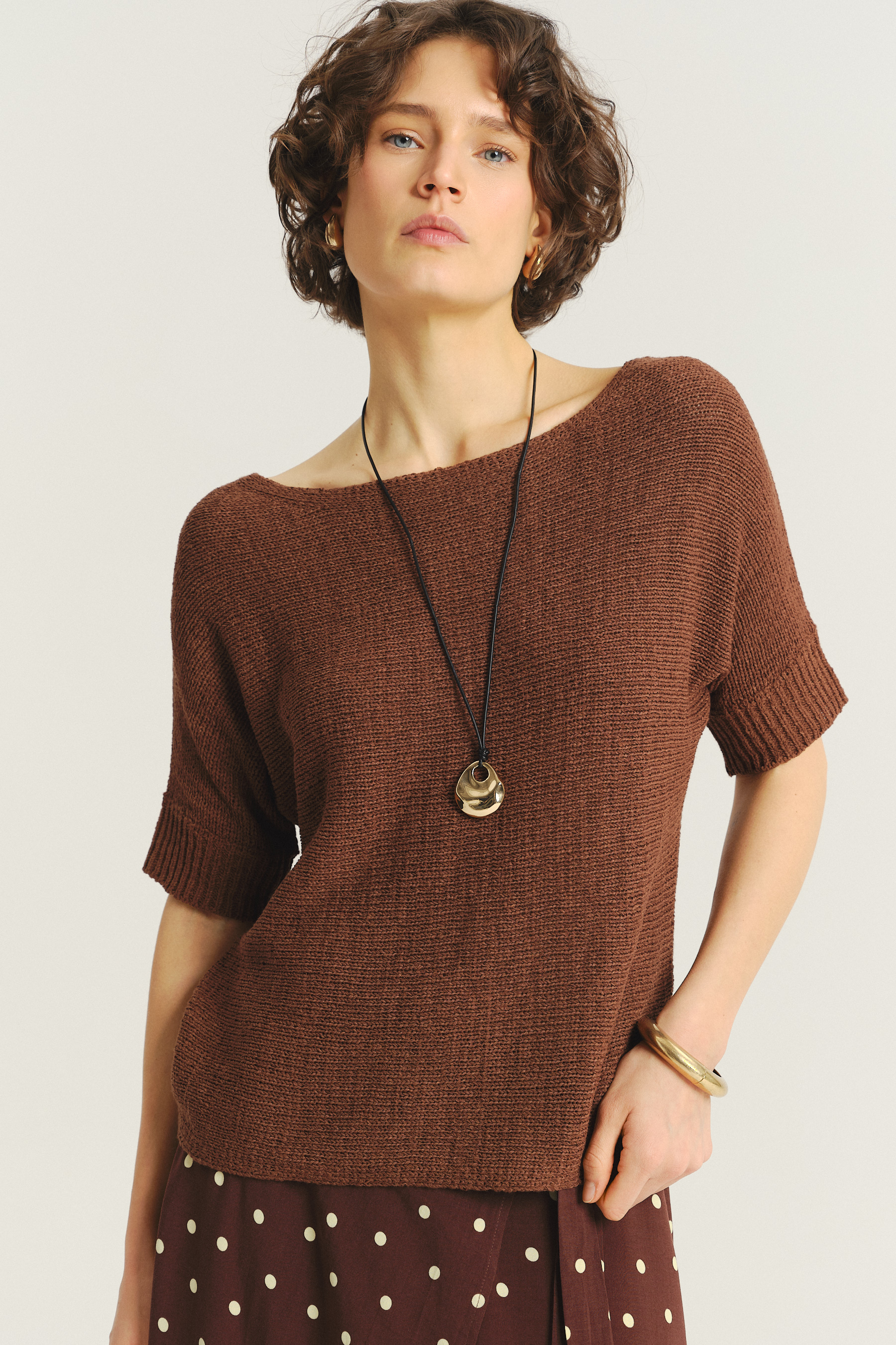 Brązowy sweter z krótkim rękawem