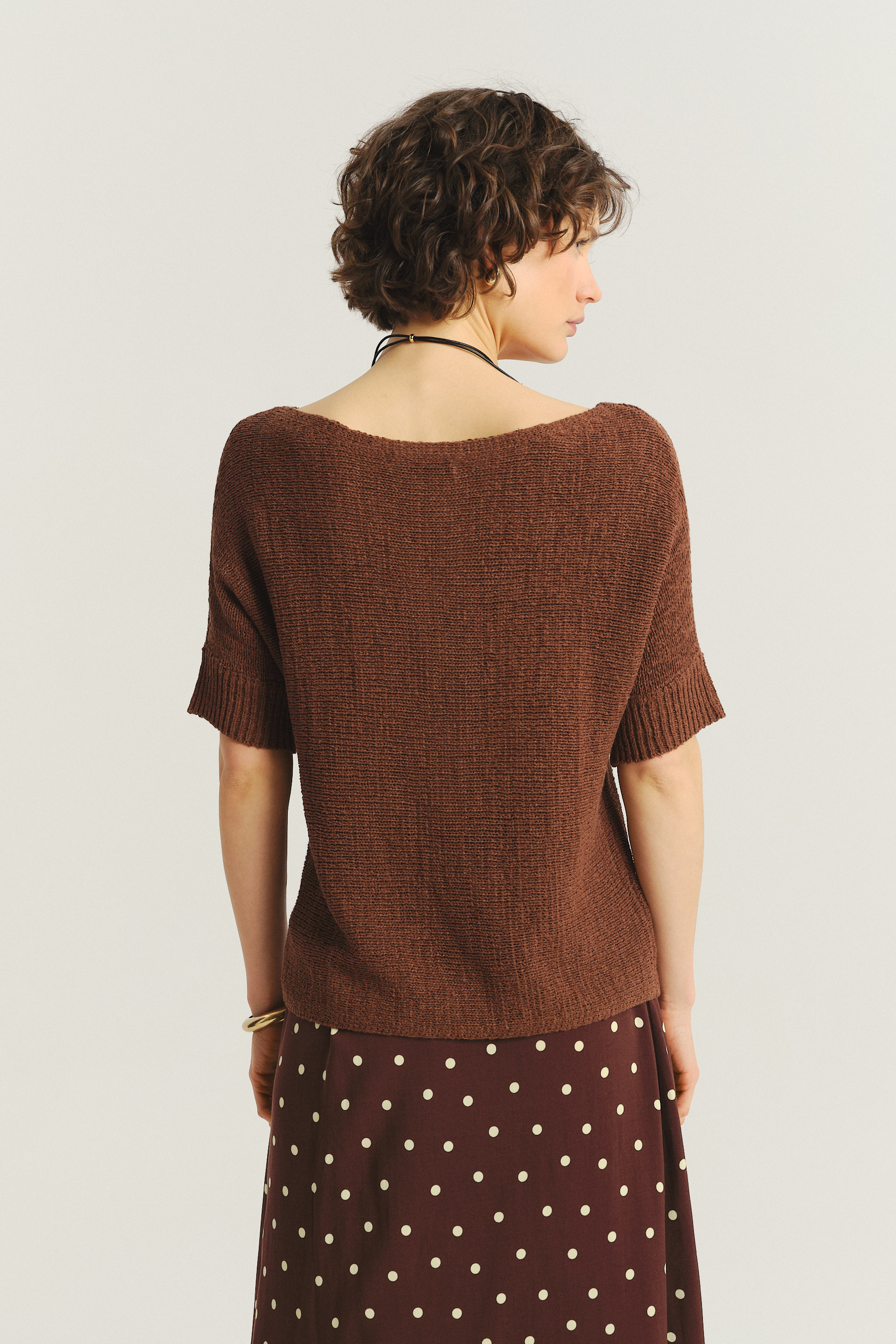 Brązowy sweter z krótkim rękawem