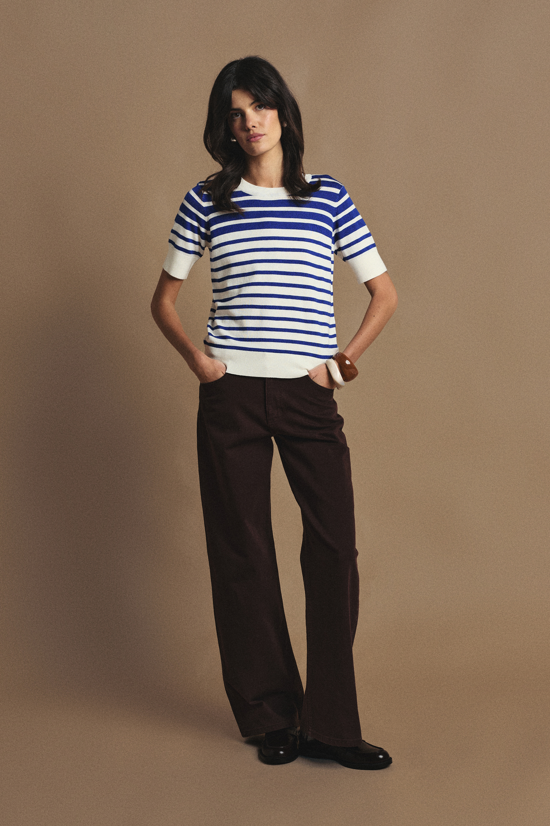 Stylowy sweter w niebiesko-białe paski