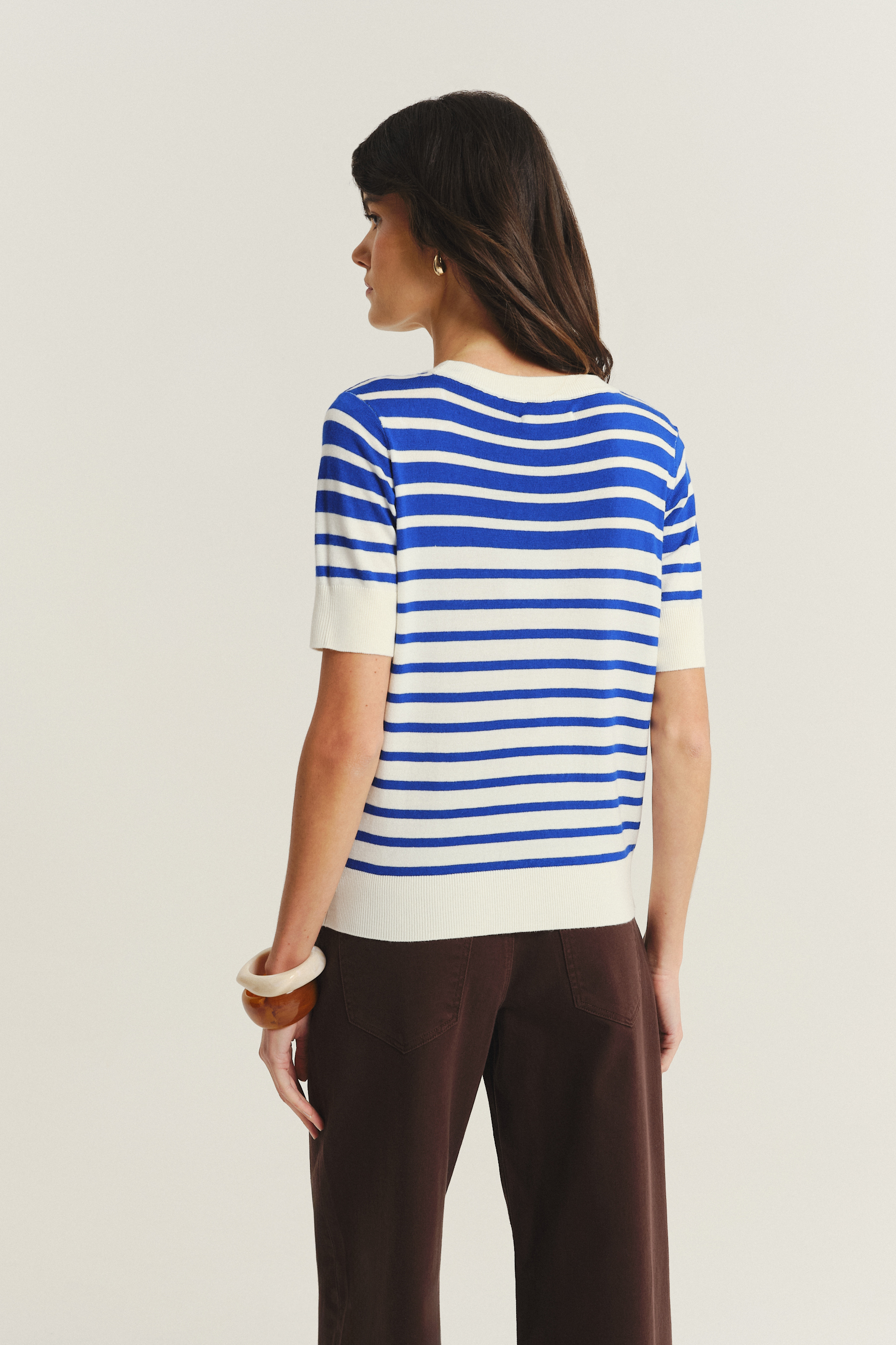 Stylowy sweter w niebiesko-białe paski