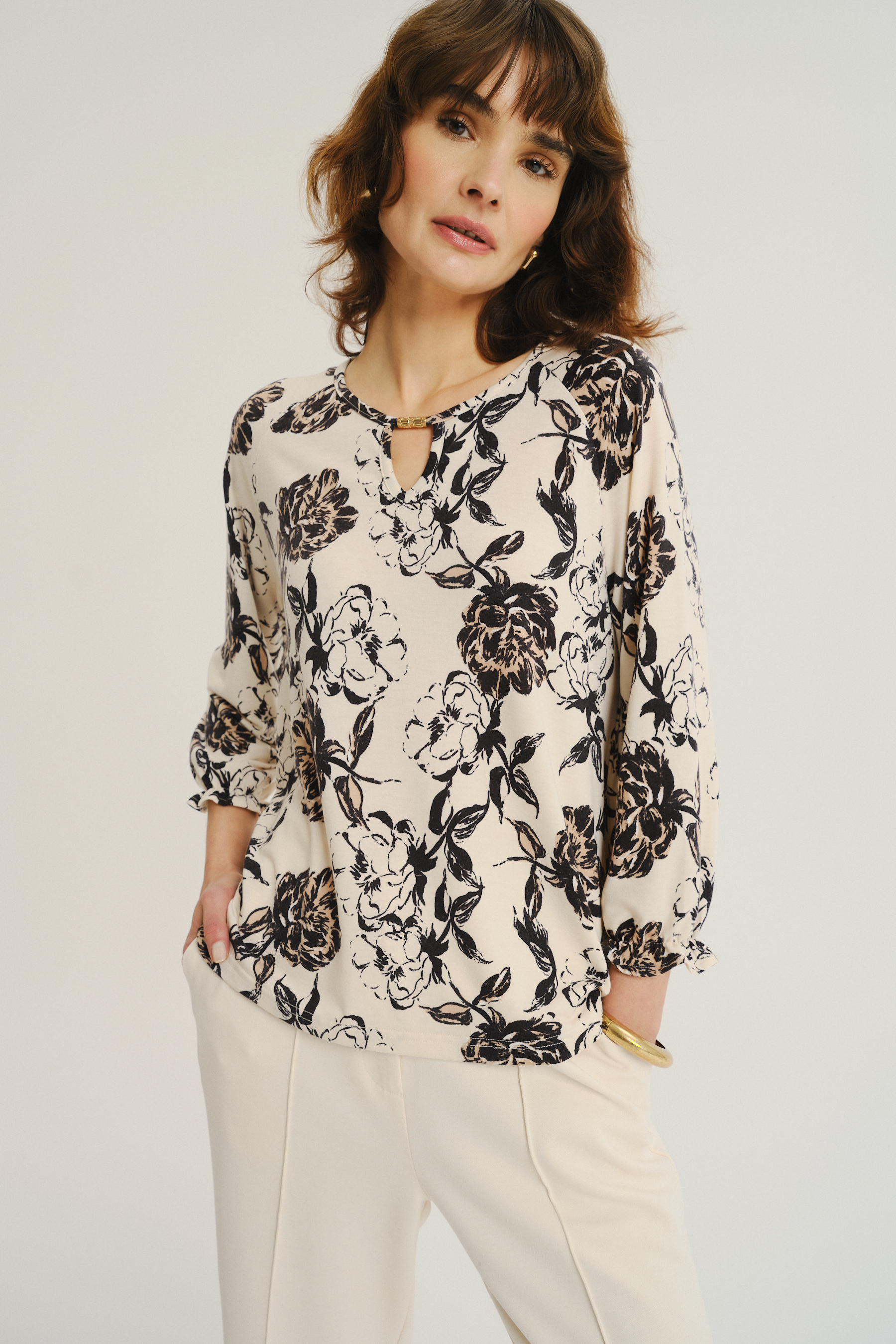 Kremowy top z nadrukiem w kwiaty