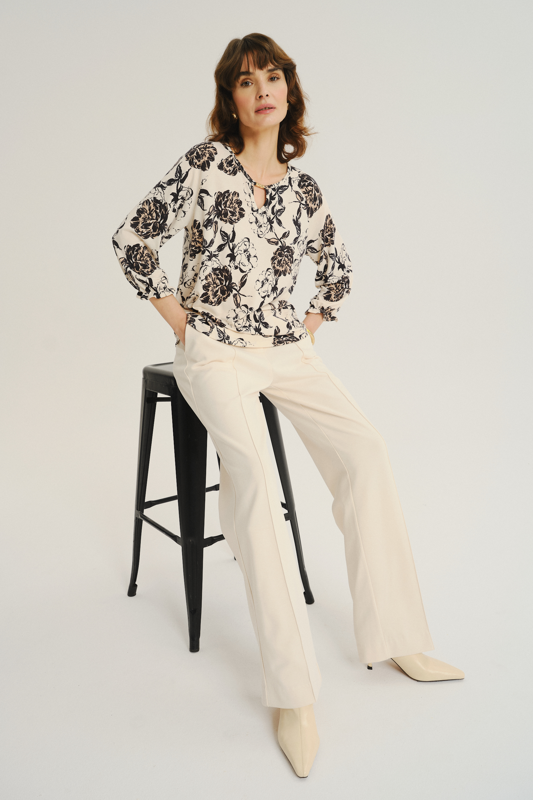 Kremowy top z nadrukiem w kwiaty