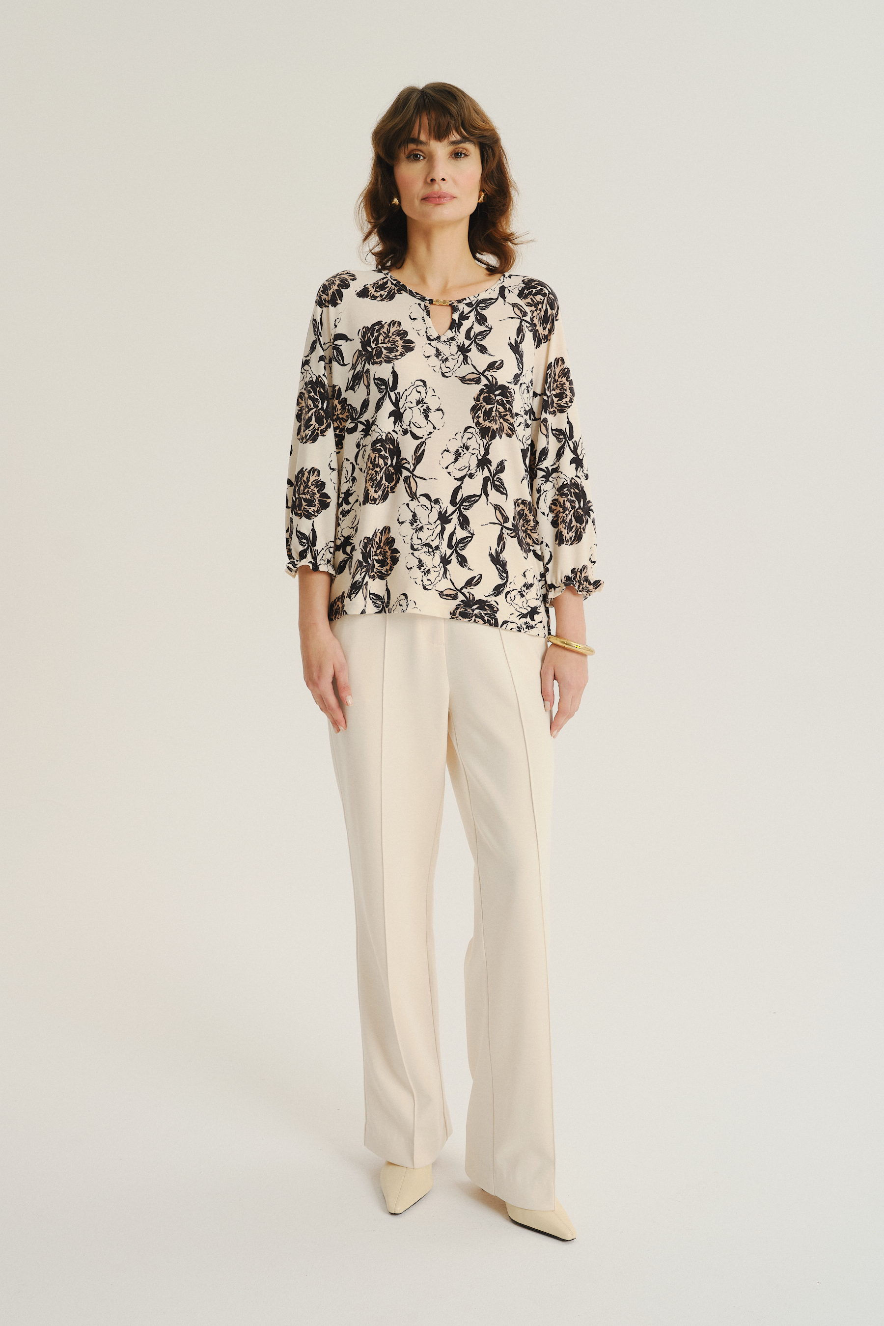Kremowy top z nadrukiem w kwiaty
