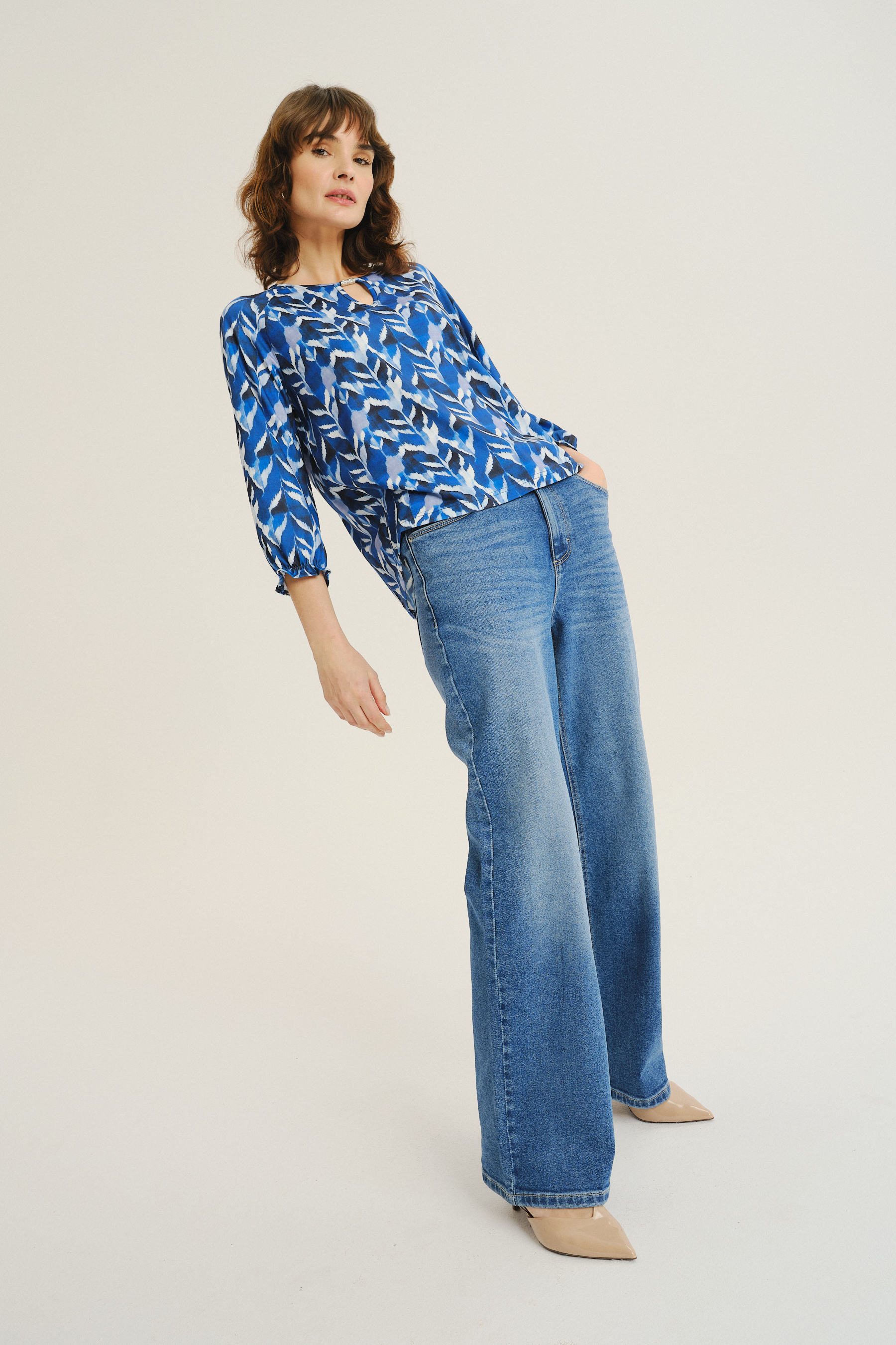 Niebieski printowany top z efektownym dekoltem