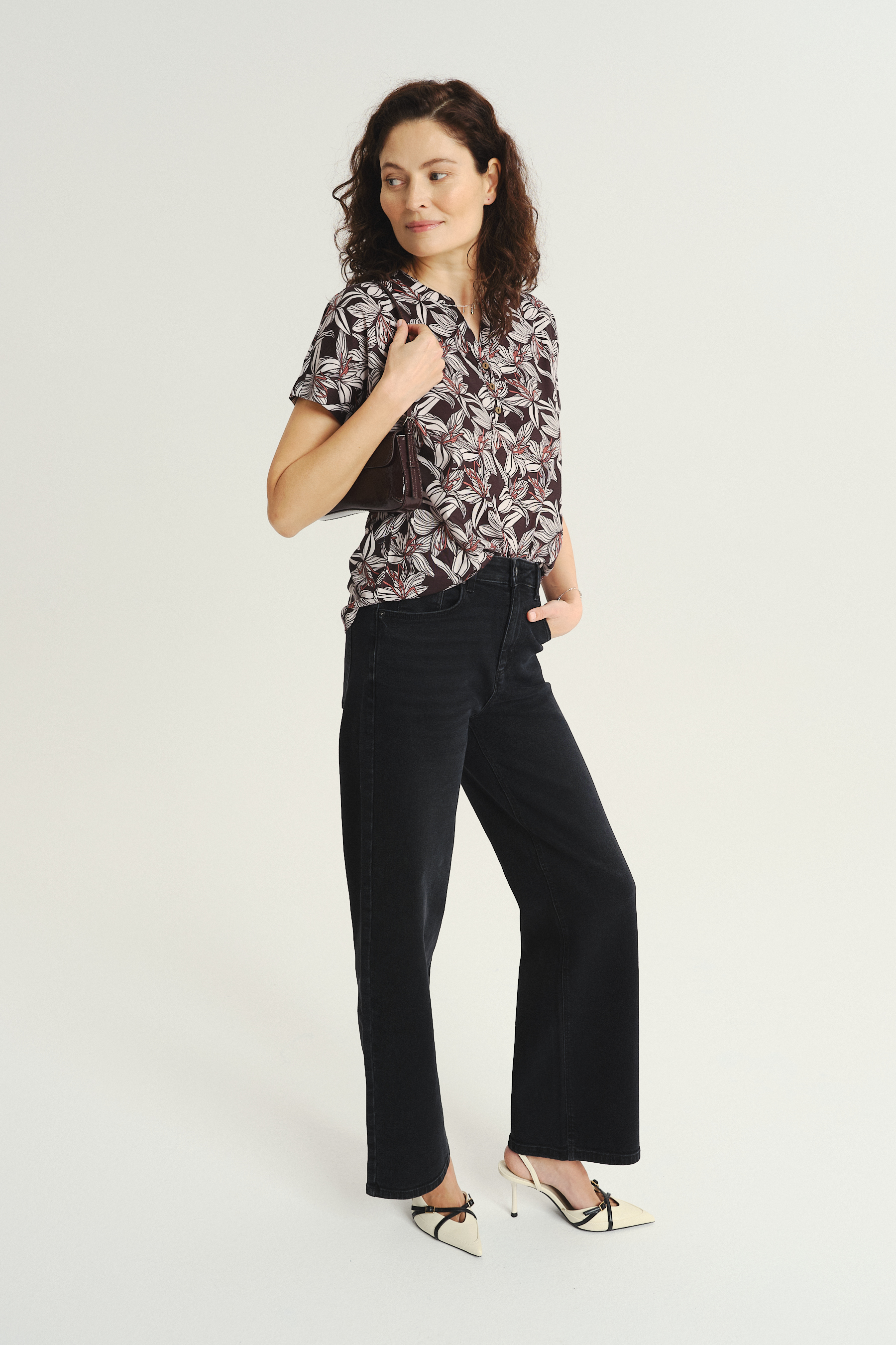 Czarny top w kwiaty dekolt V