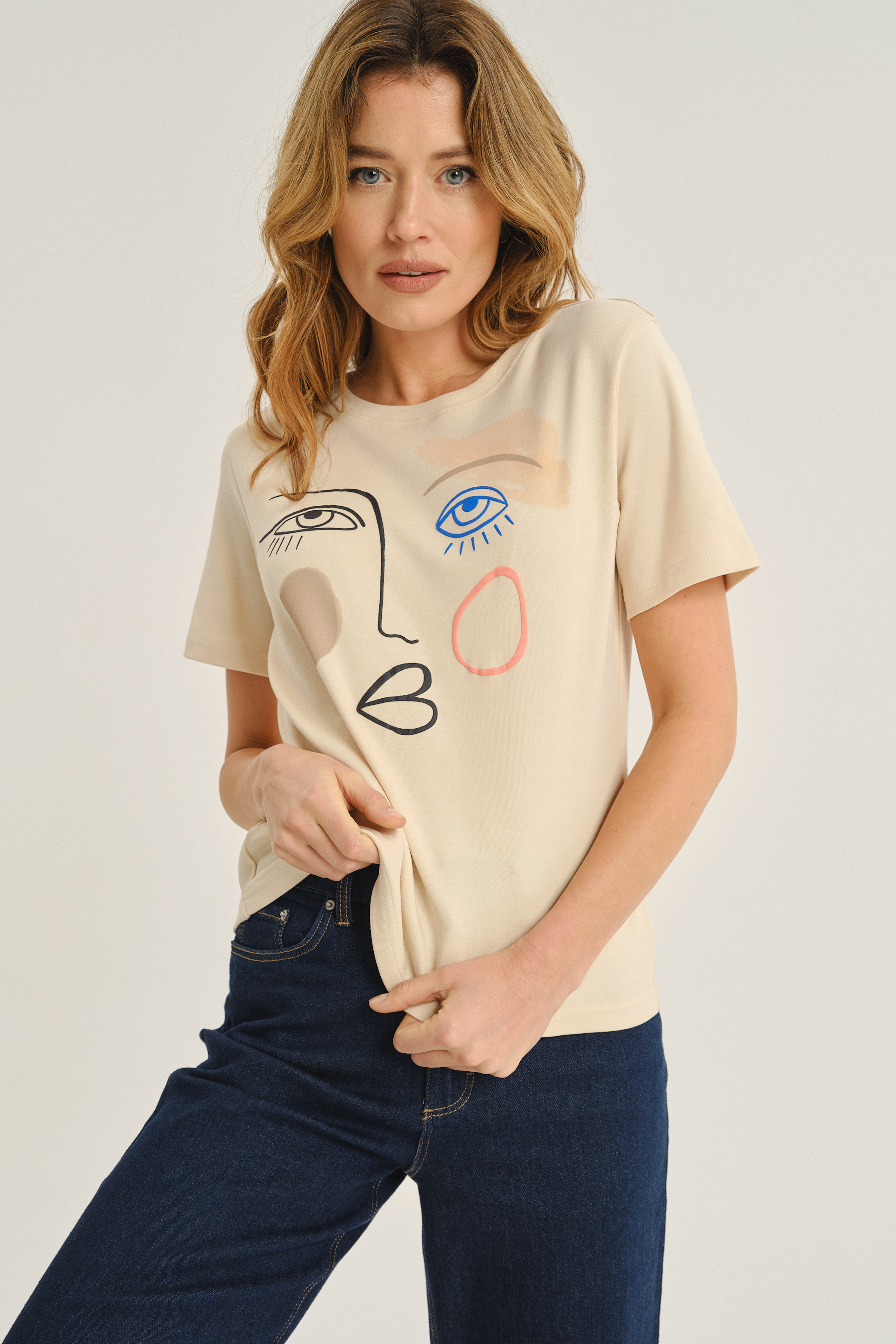 Kremowy t-shirt z efektowną grafiką