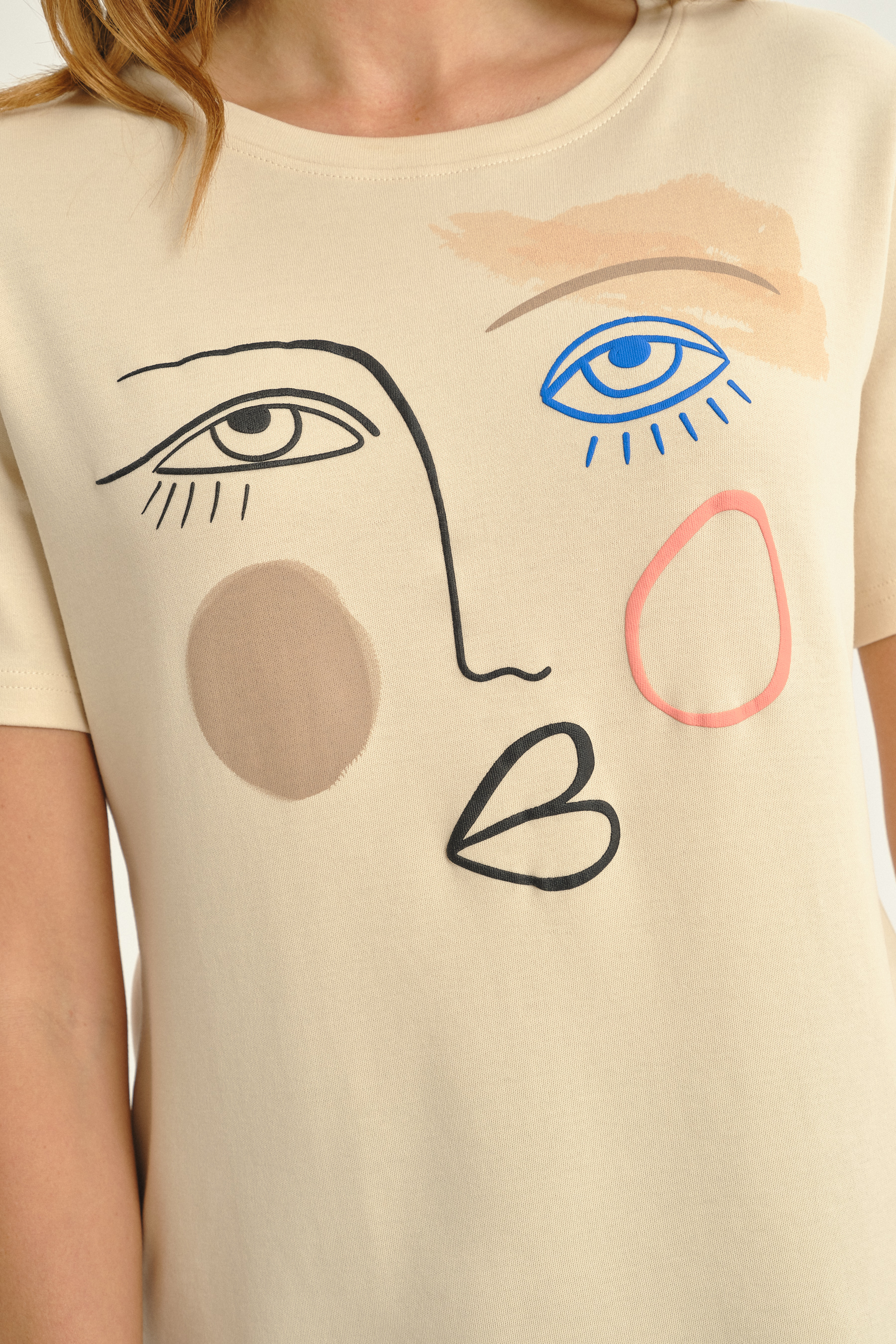 Kremowy t-shirt z efektowną grafiką