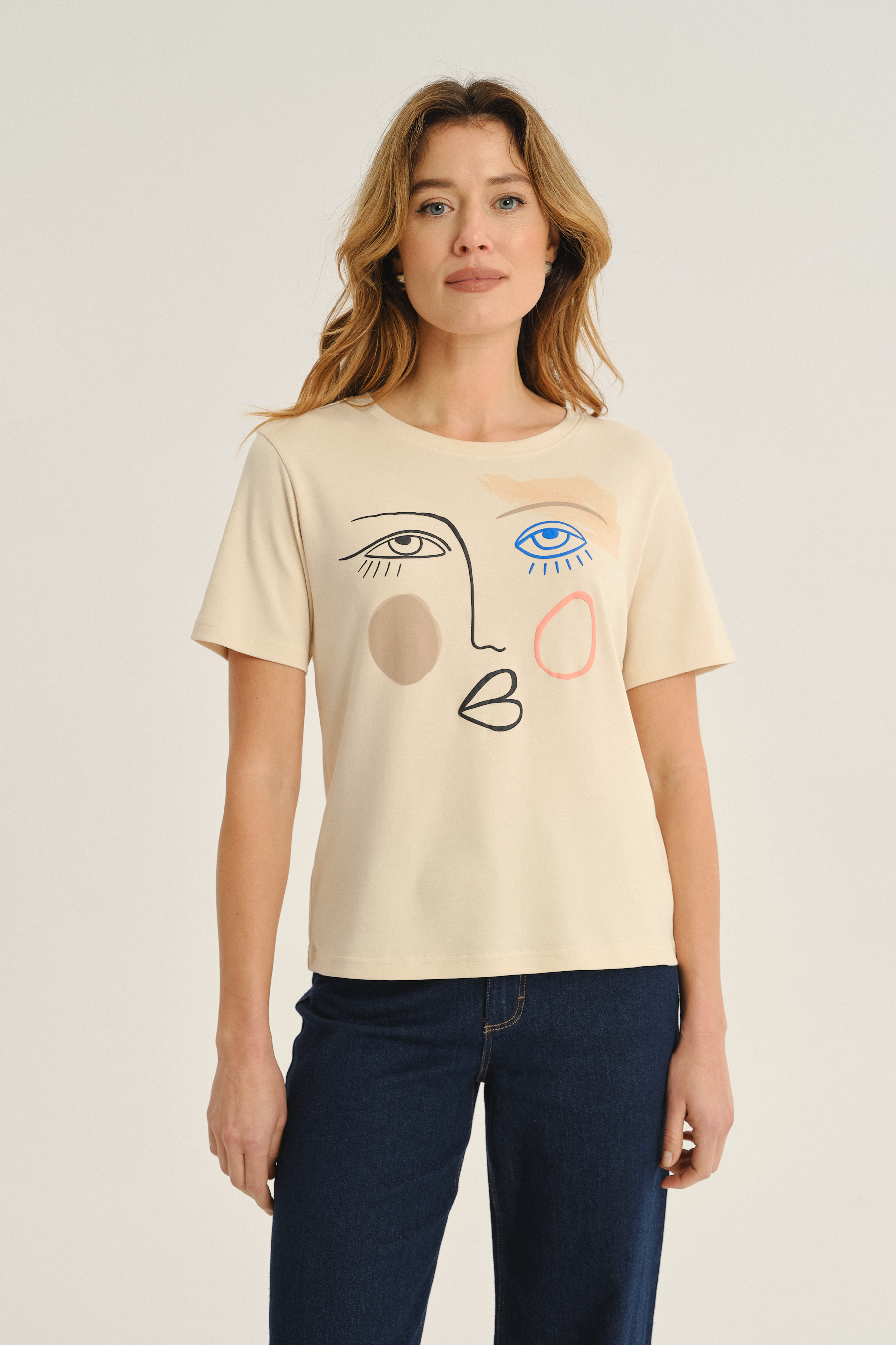 Kremowy t-shirt z efektowną grafiką