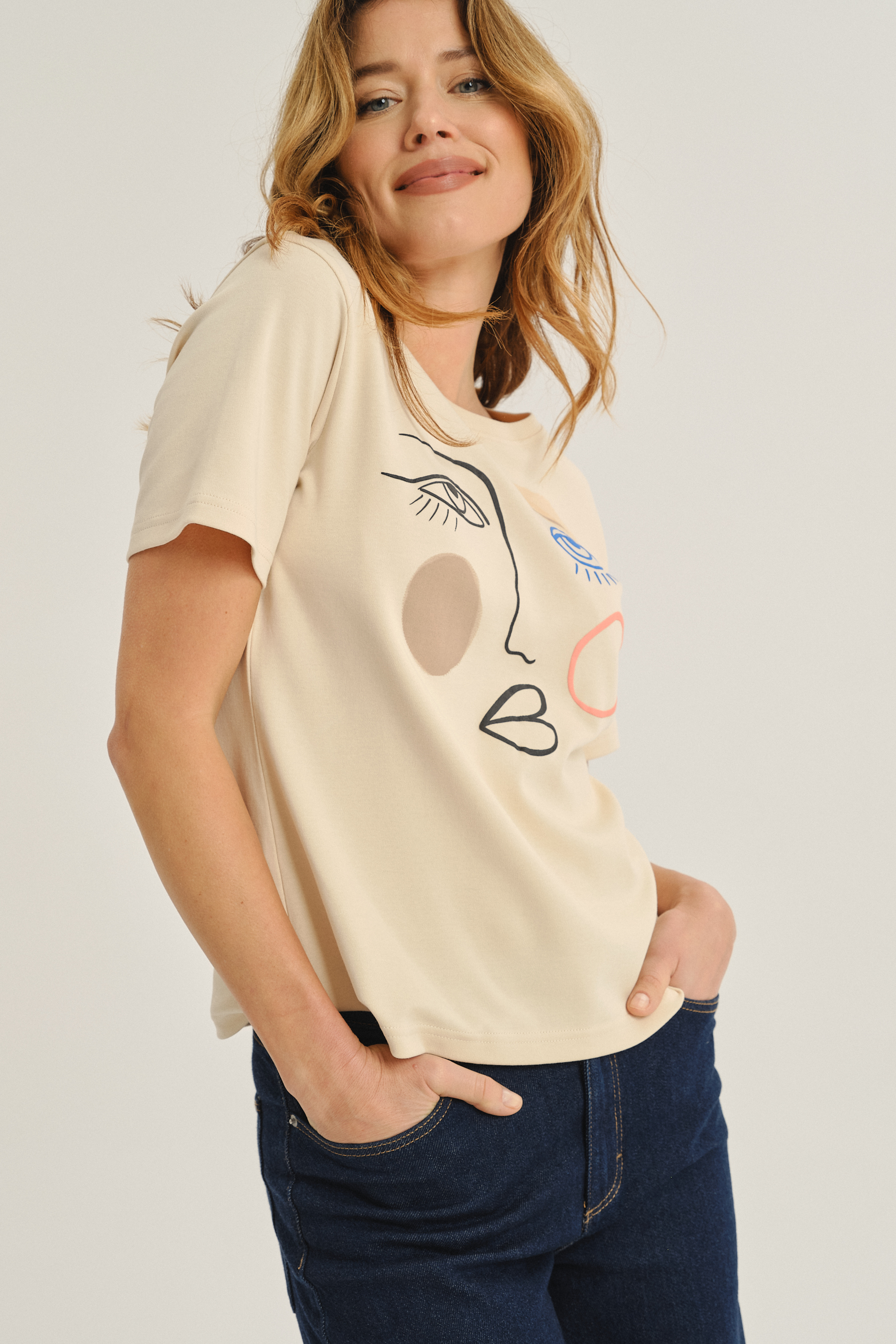 Kremowy t-shirt z efektowną grafiką