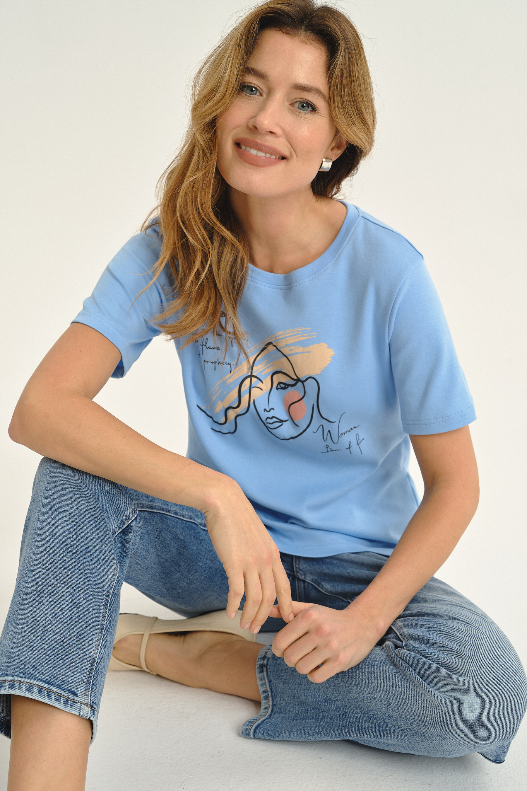 Niebieski t-shirt z efektowną grafiką