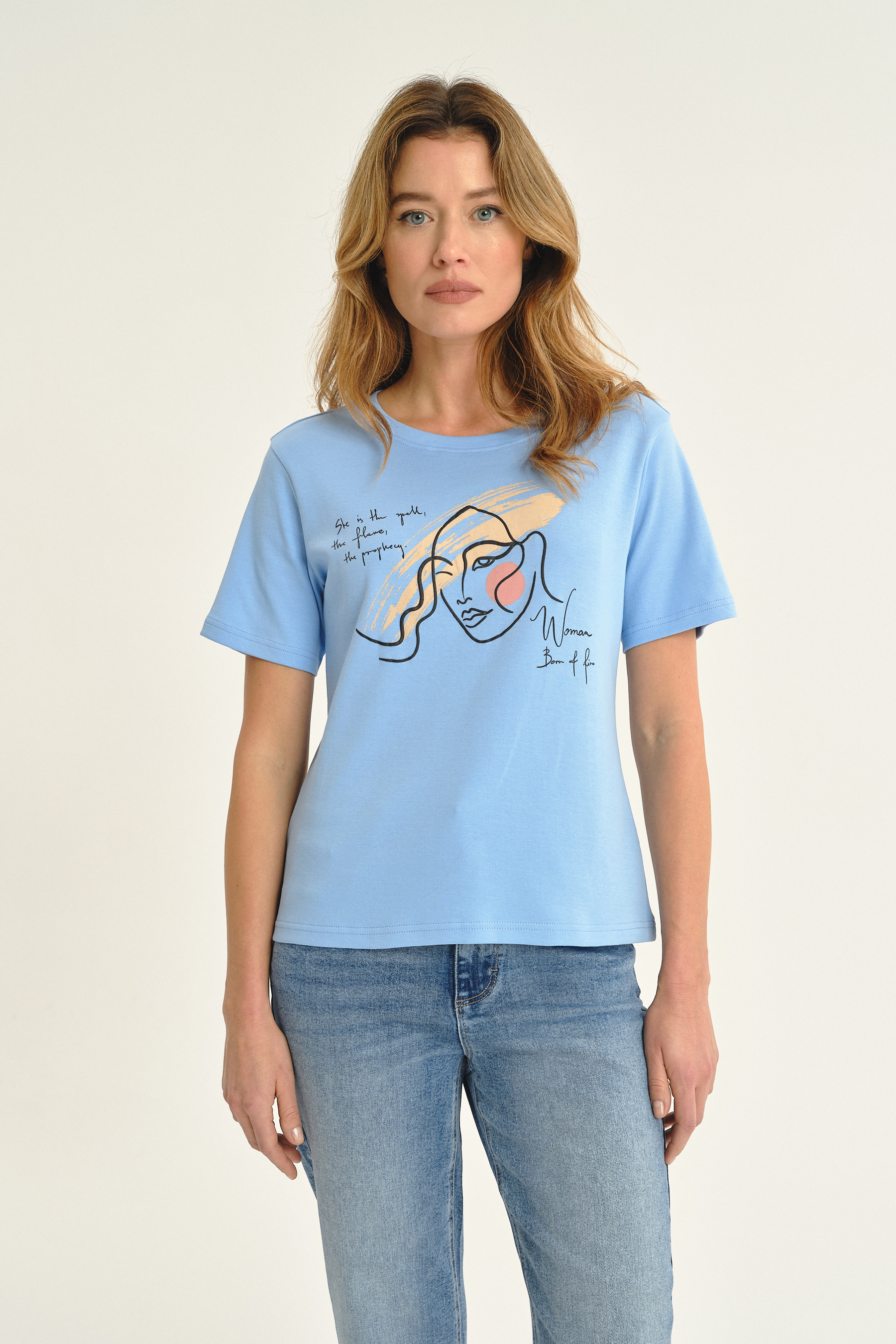 Niebieski t-shirt z efektowną grafiką