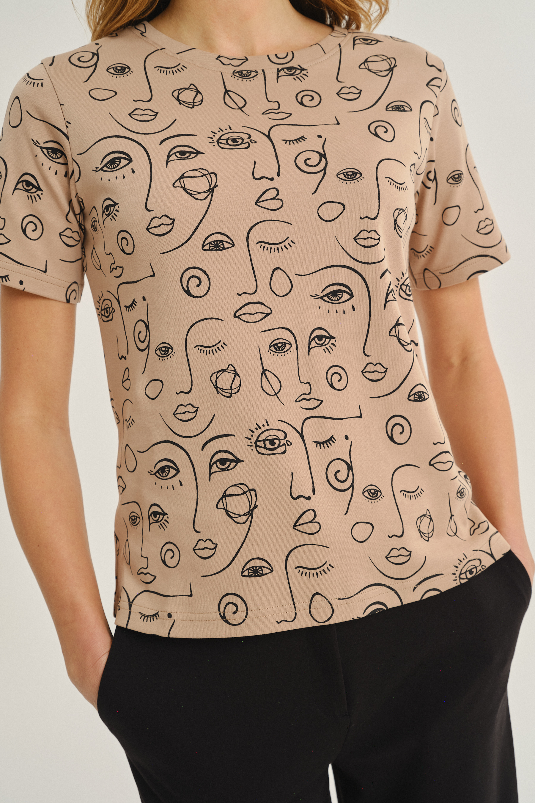 Beżowy printowany t-shirt