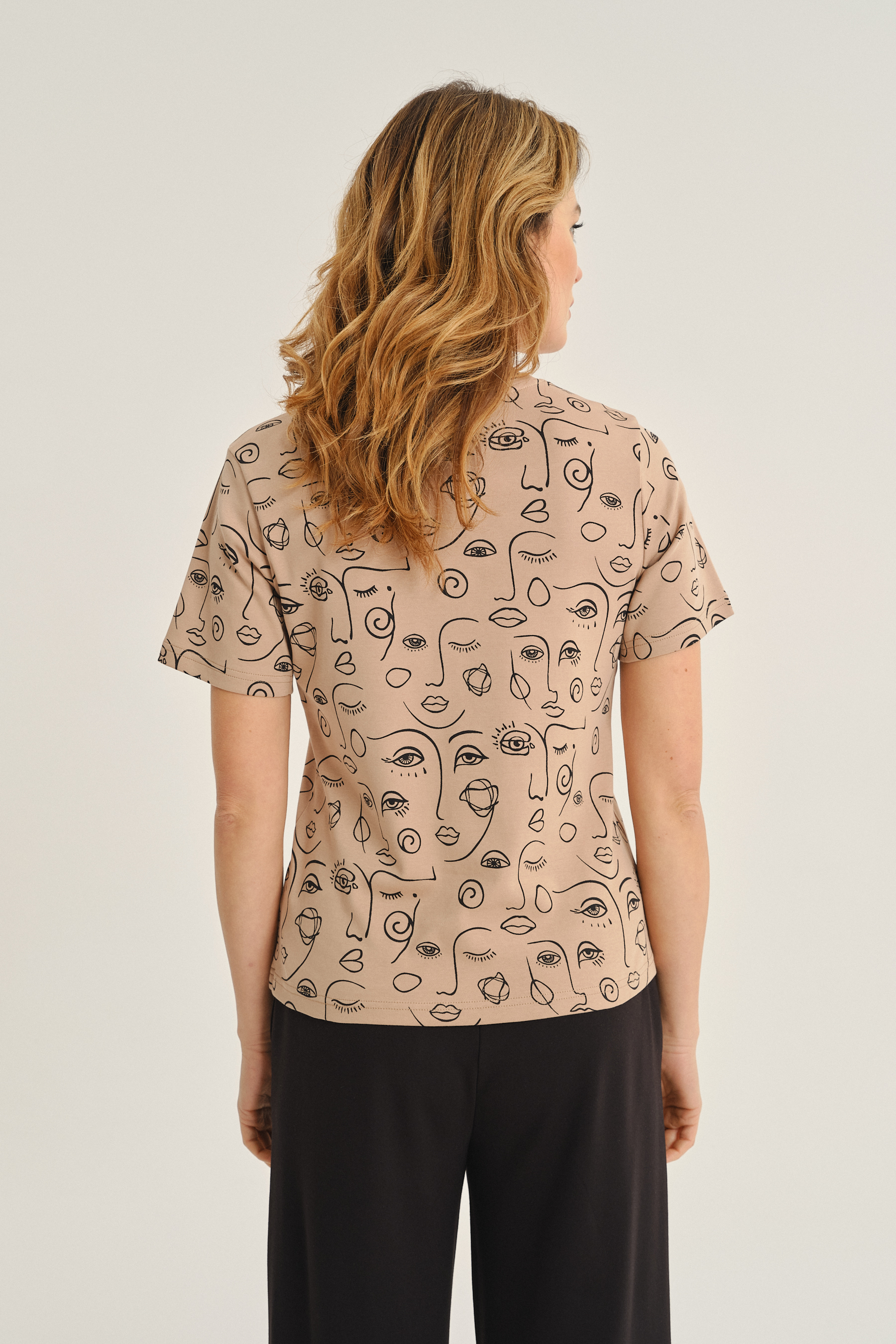 Beżowy printowany t-shirt