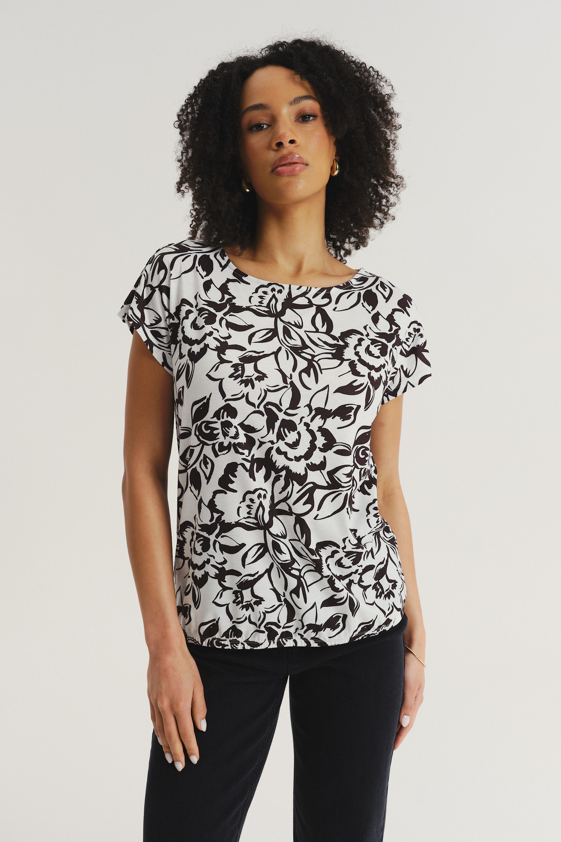 Kremowy top z nadrukiem w czarne kwiaty
