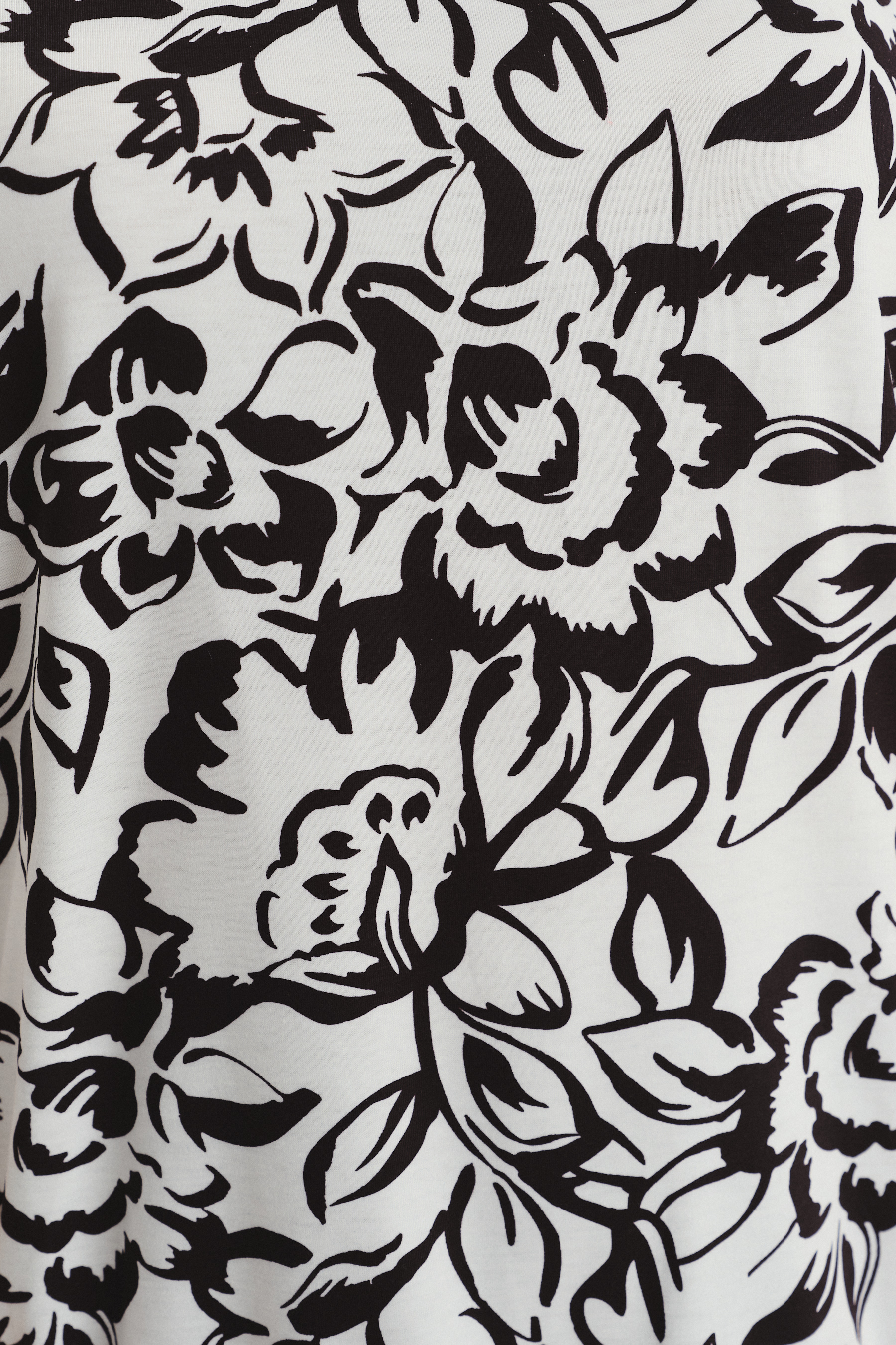 Kremowy top z nadrukiem w czarne kwiaty