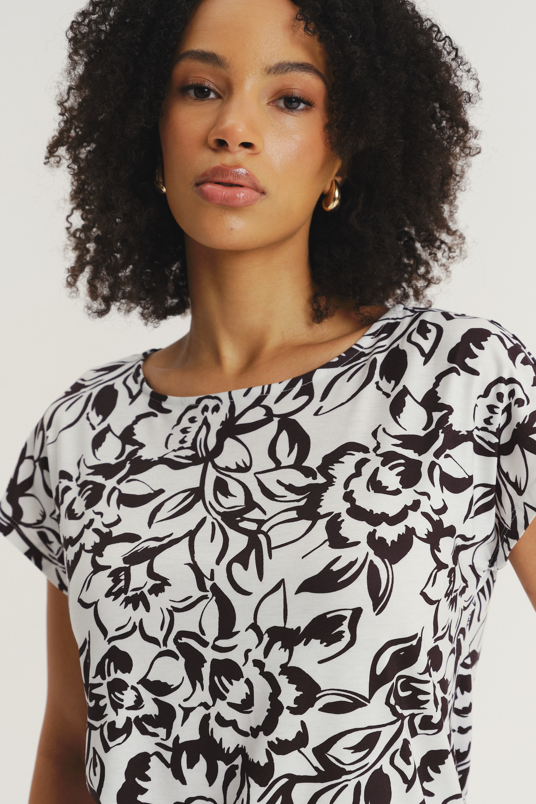 Kremowy top z nadrukiem w czarne kwiaty