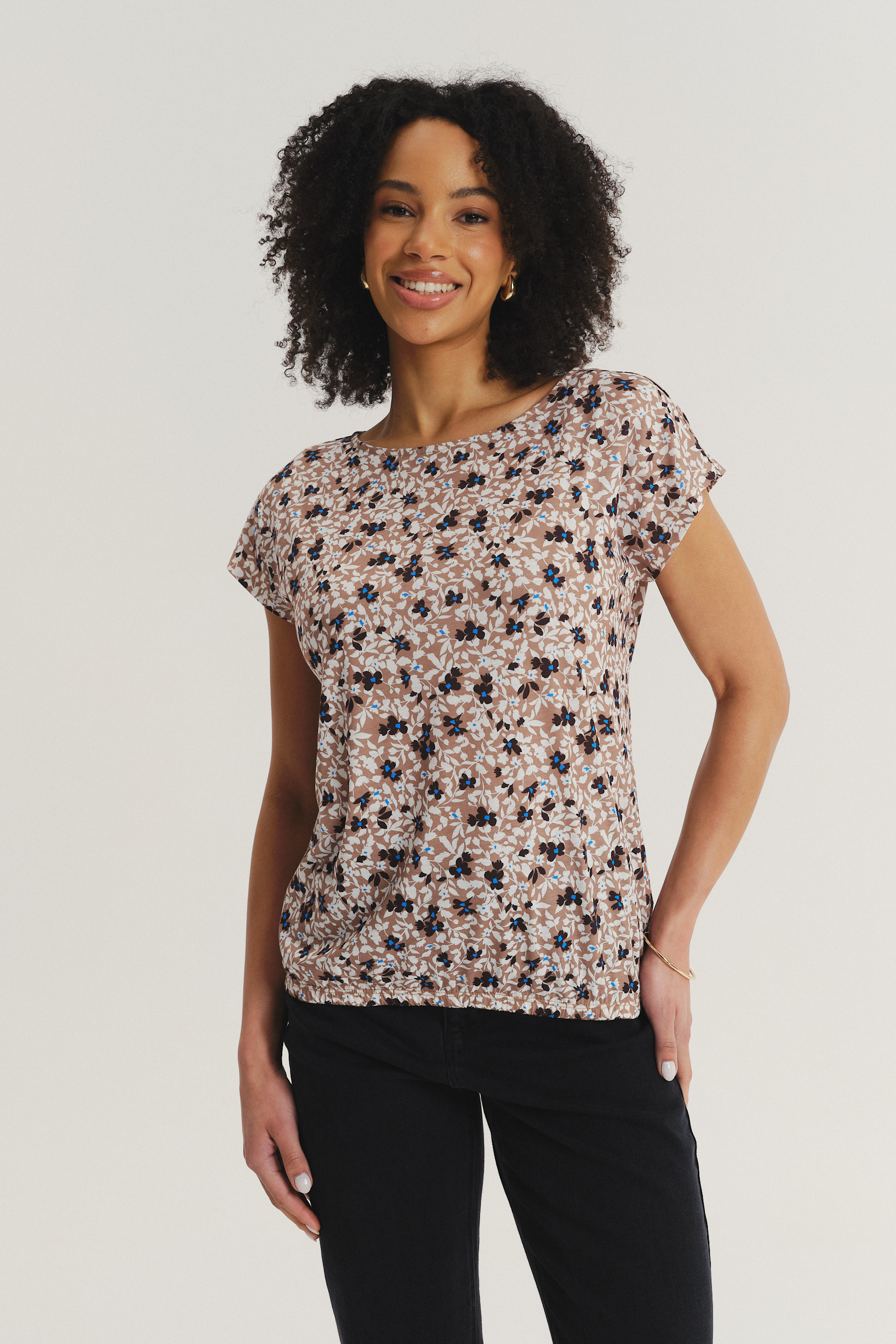 Beżowy top w kwiaty z krótkim rękawem