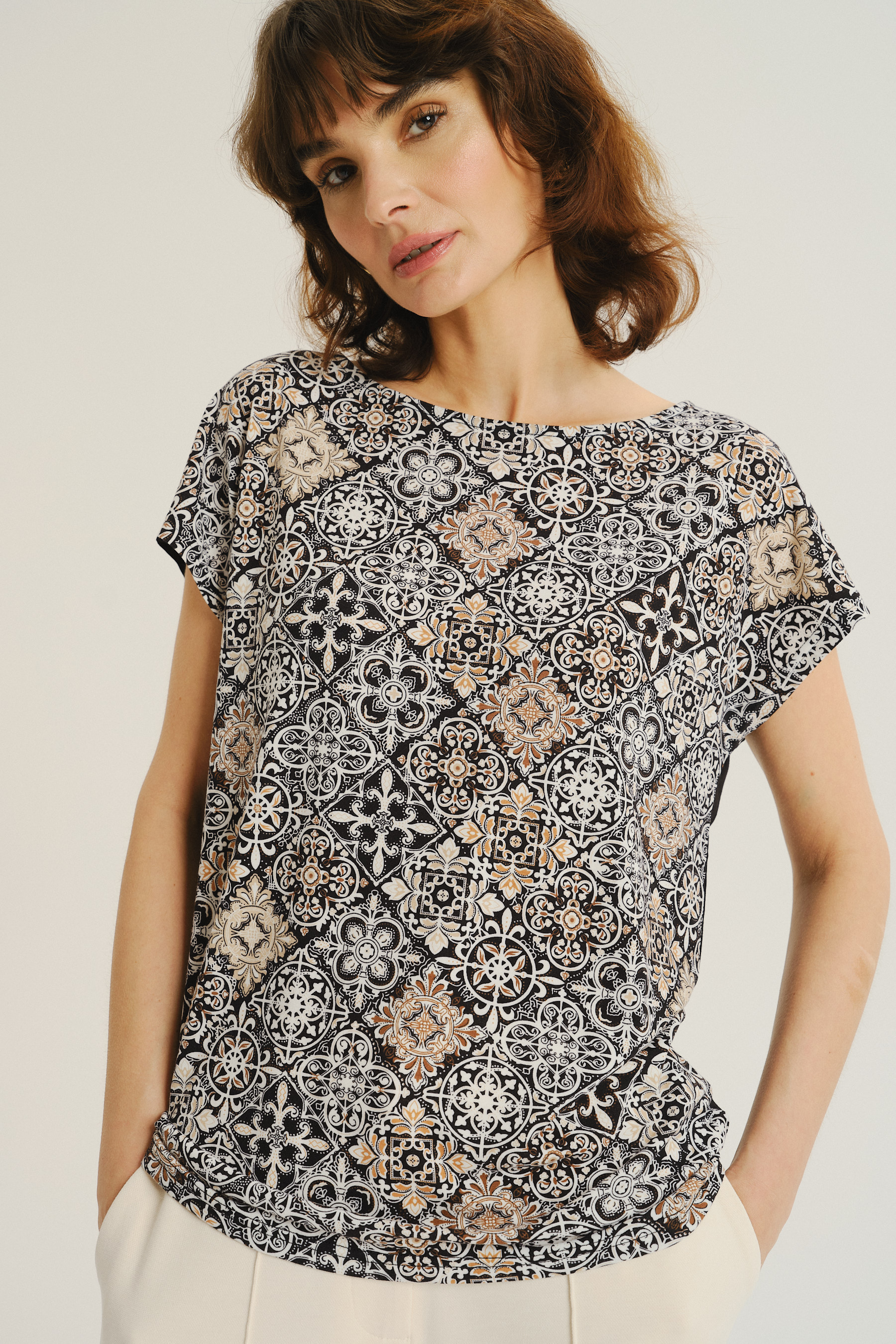 Efektowny top z nadrukiem typu paisley